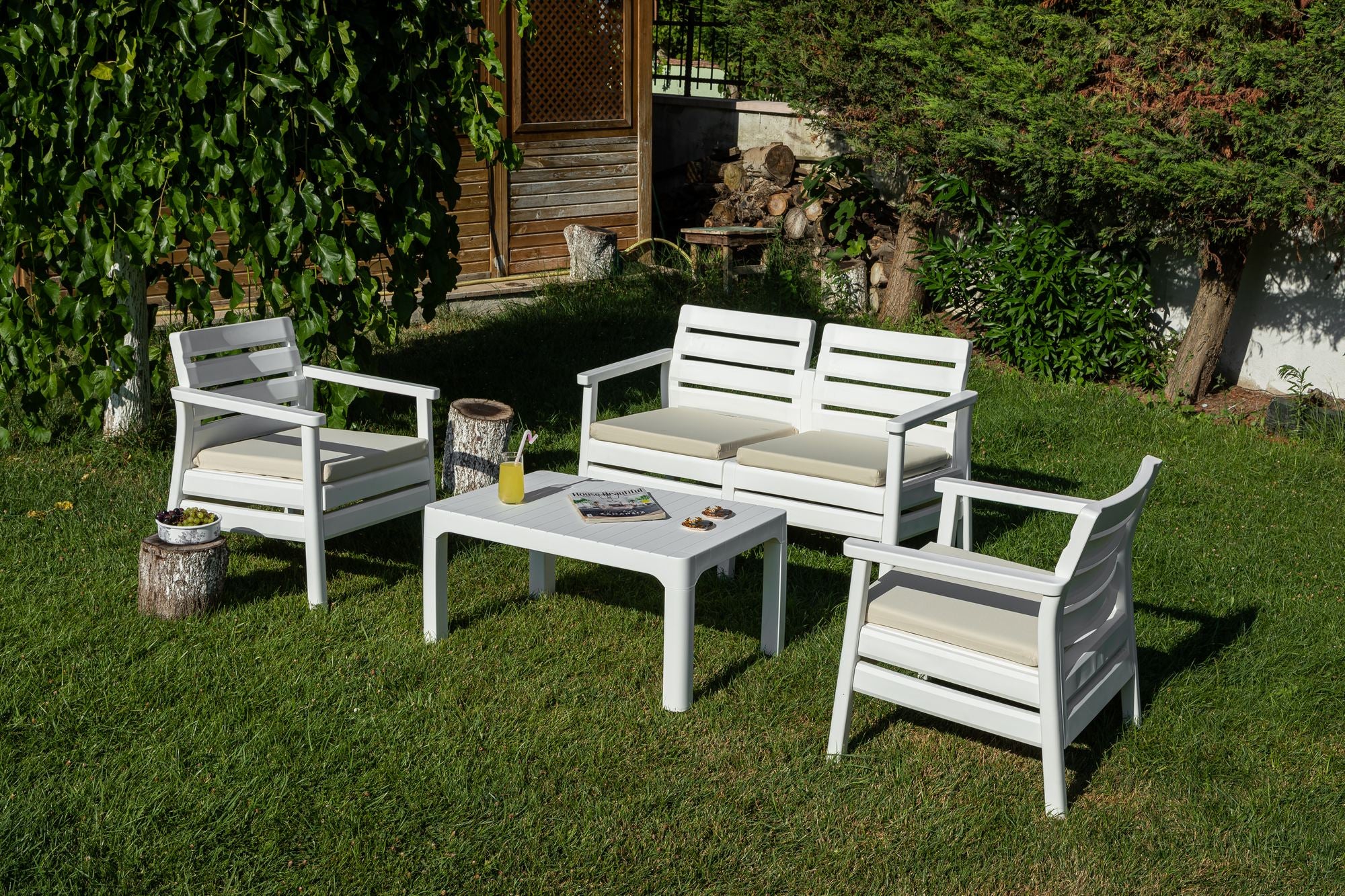 Conjunto de Jardim Branco 4 Lugares com Mesa de Centro - Polipropileno 100% Resistente às Intempéries