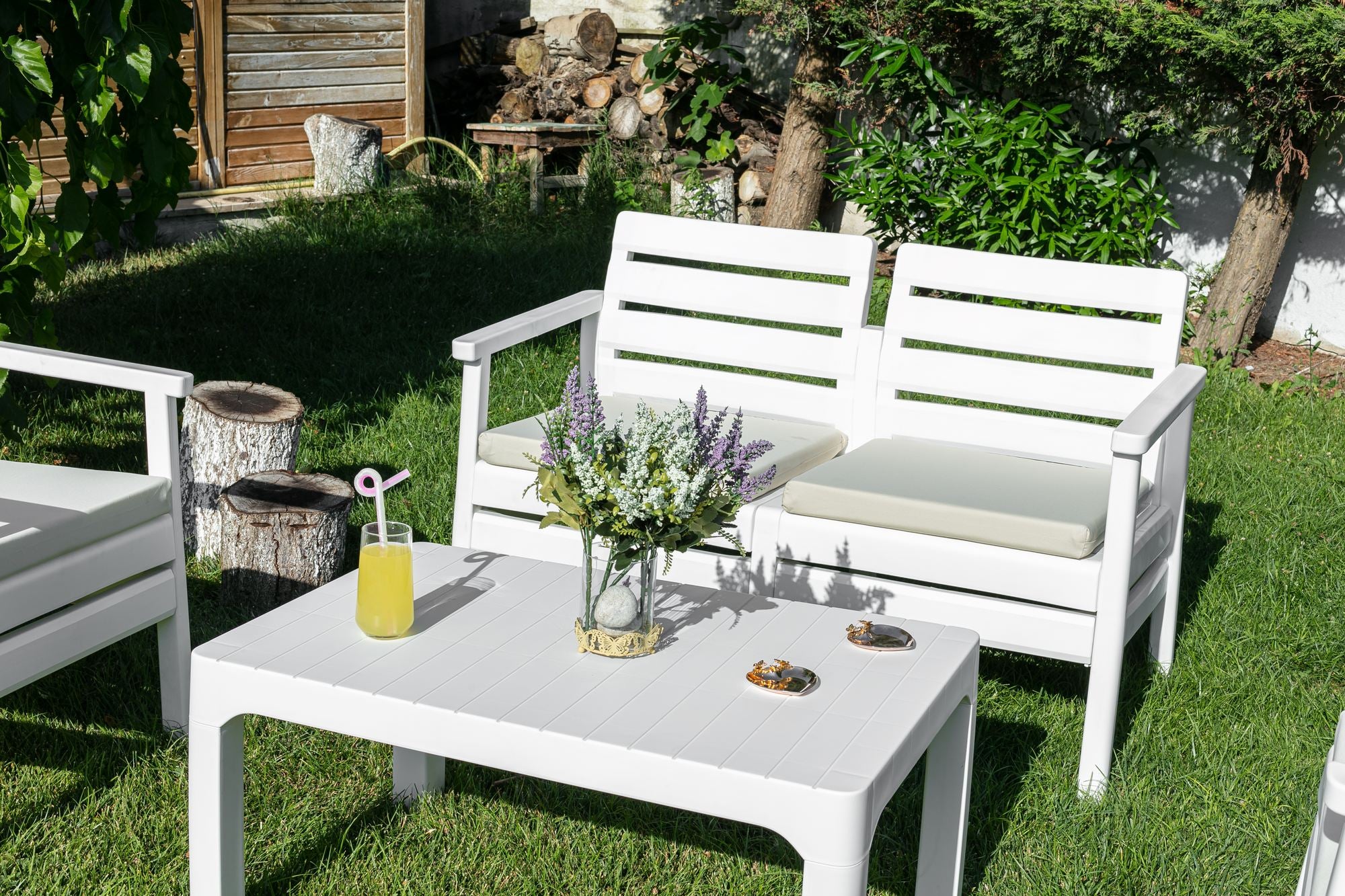 Conjunto de Jardim Branco 4 Lugares com Mesa de Centro - Polipropileno 100% Resistente às Intempéries