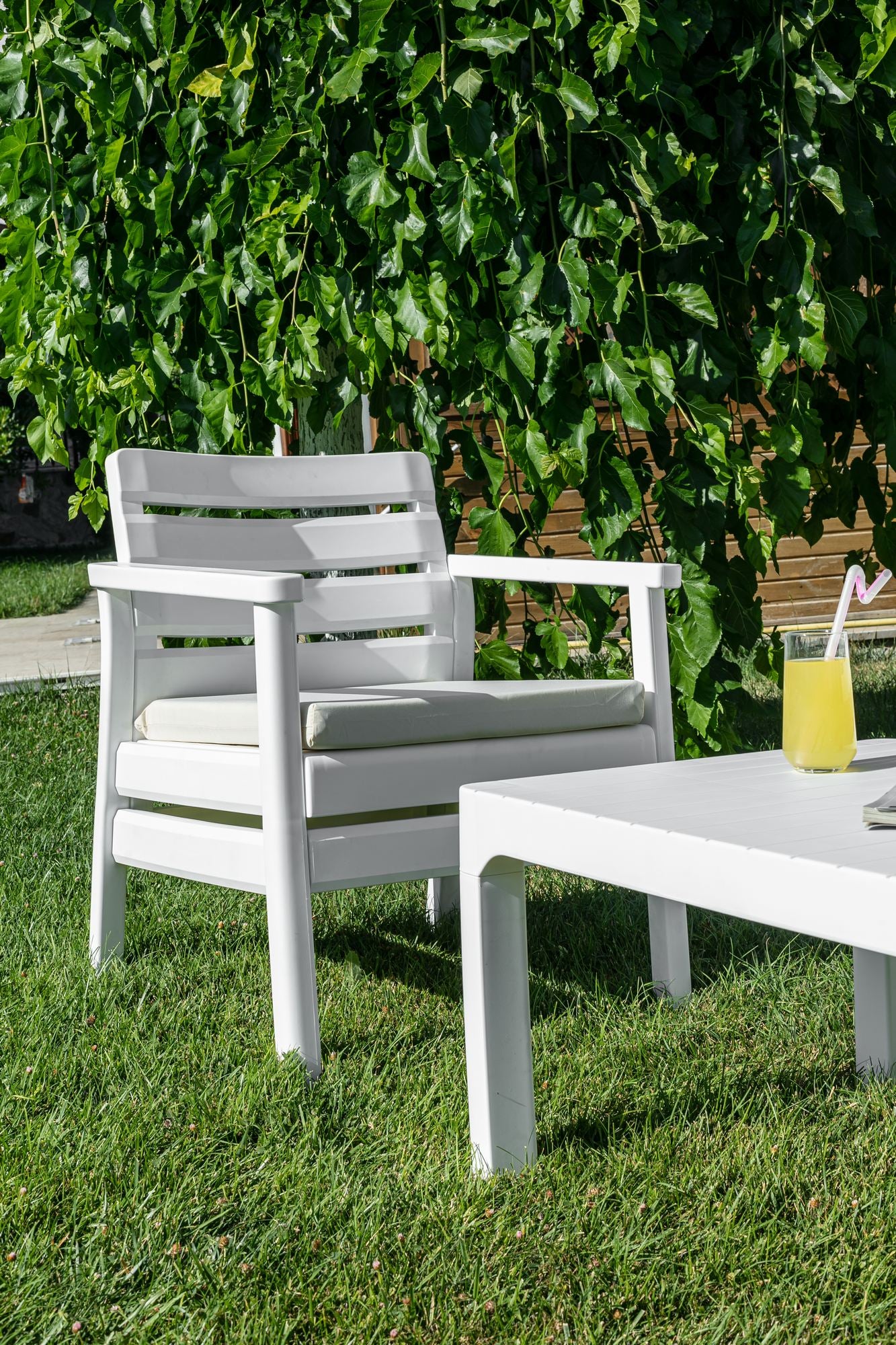 Conjunto de Jardim Branco 4 Lugares com Mesa de Centro - Polipropileno 100% Resistente às Intempéries