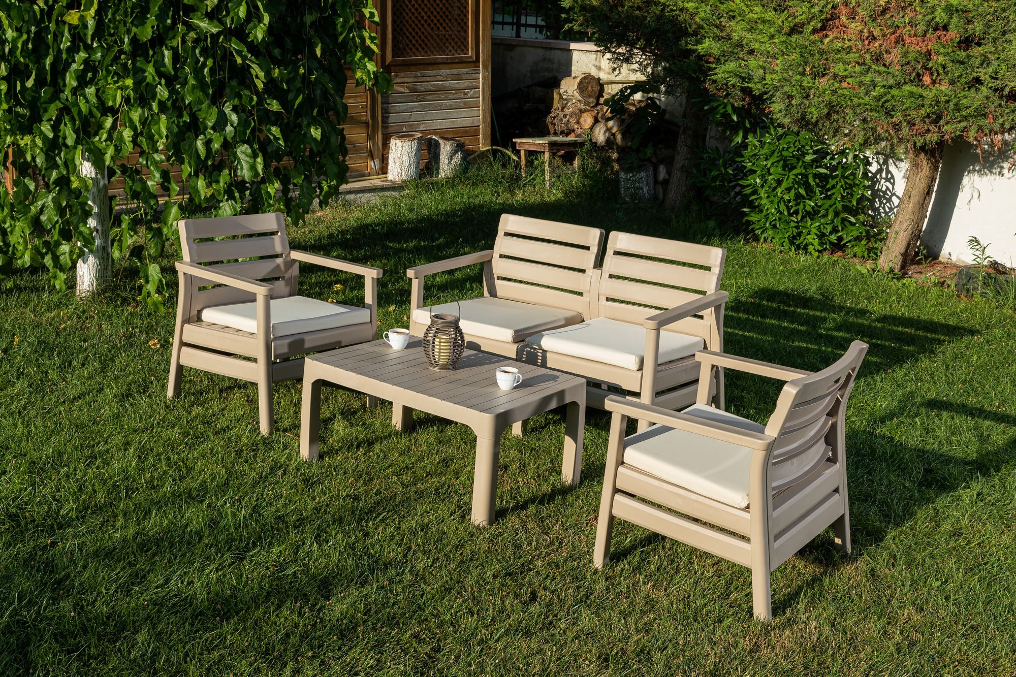 Conjunto de Jardim Desert Beige - Sofá 2 Lugares + 2 Sofás Individuais + Mesa de Centro em Polipropileno 100%