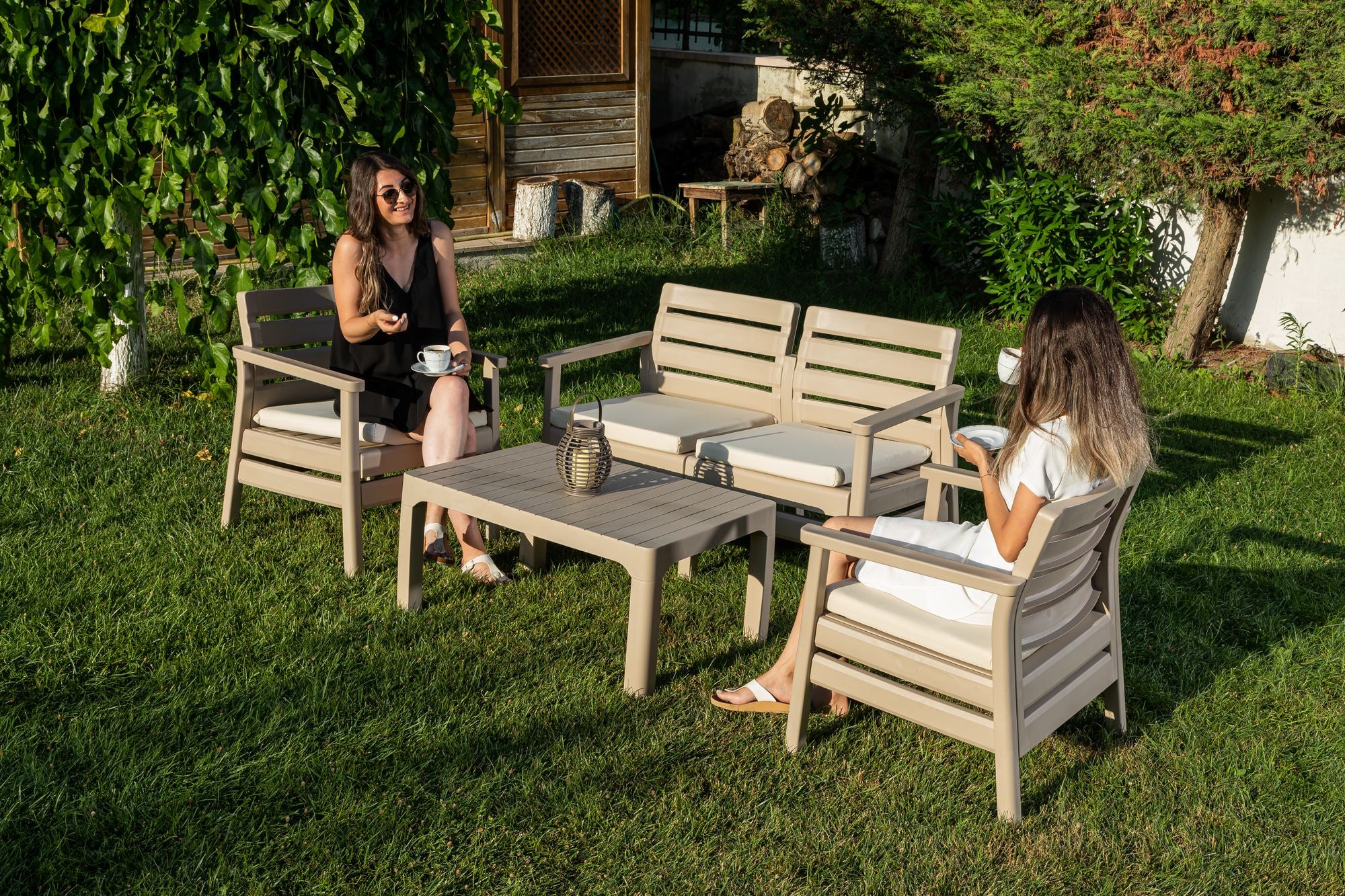 Conjunto de Jardim Desert Beige - Sofá 2 Lugares + 2 Sofás Individuais + Mesa de Centro em Polipropileno 100%