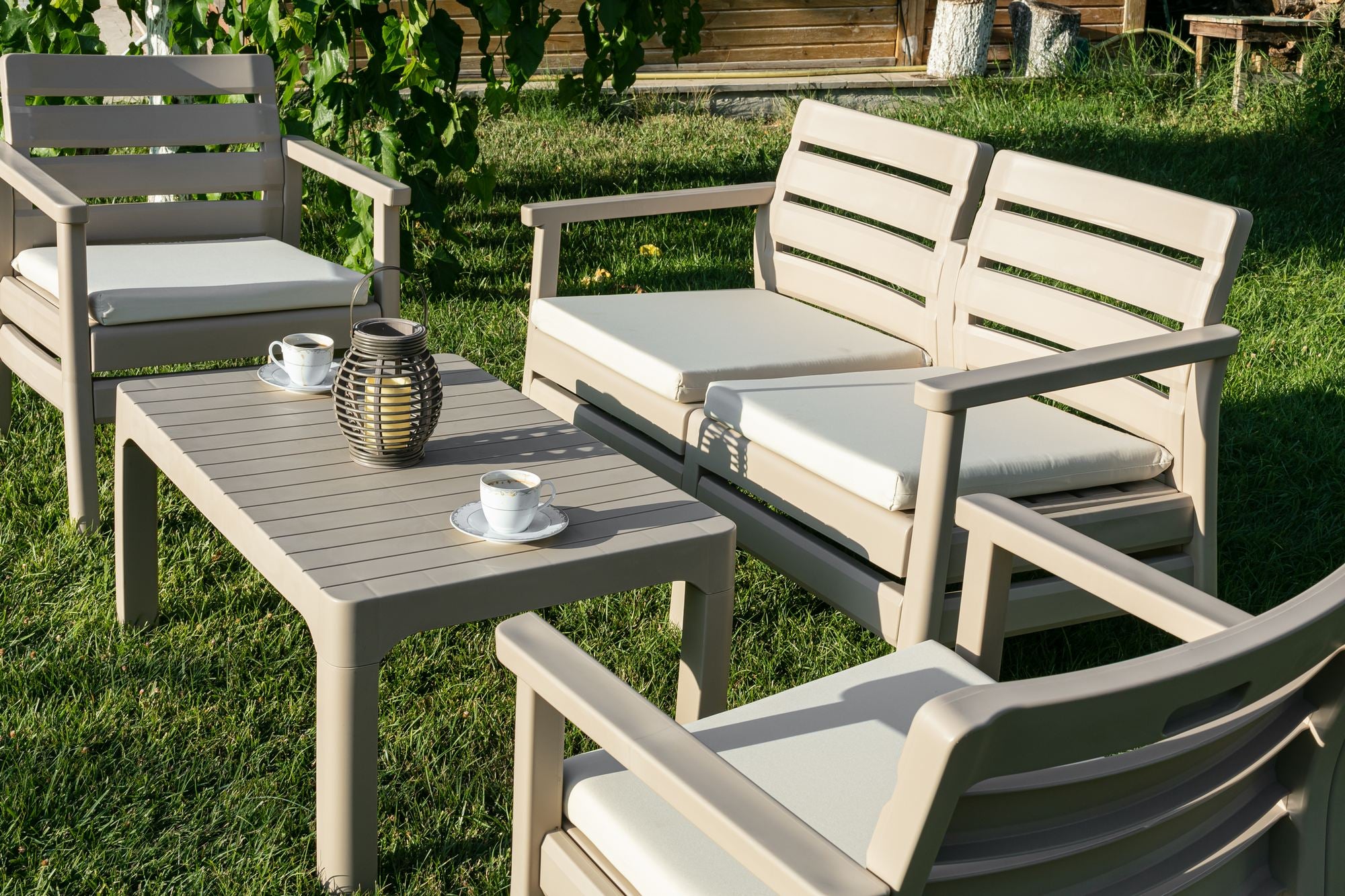 Conjunto de Jardim Desert Beige - Sofá 2 Lugares + 2 Sofás Individuais + Mesa de Centro em Polipropileno 100%
