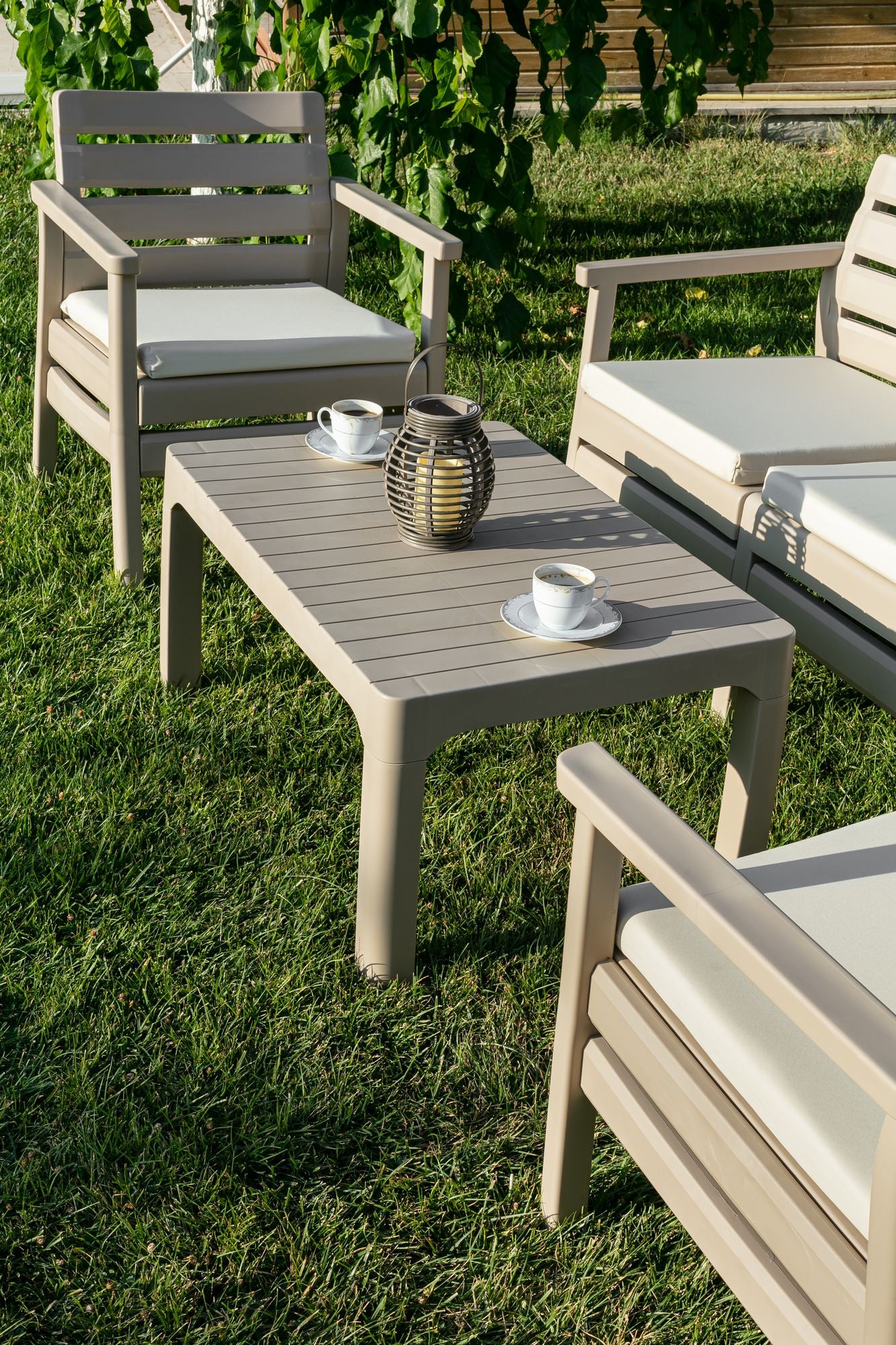 Conjunto de Jardim Desert Beige - Sofá 2 Lugares + 2 Sofás Individuais + Mesa de Centro em Polipropileno 100%