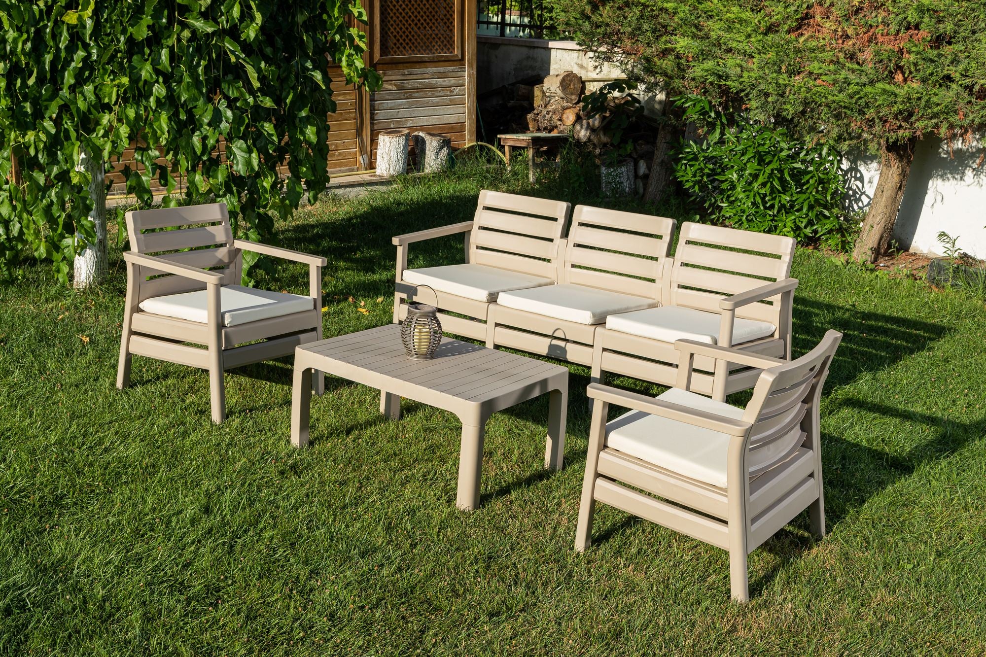 Conjunto de Jardim Desert Beige - Sofá 2 Lugares + 2 Poltronas + Mesa de Centro em Polipropileno 100%
