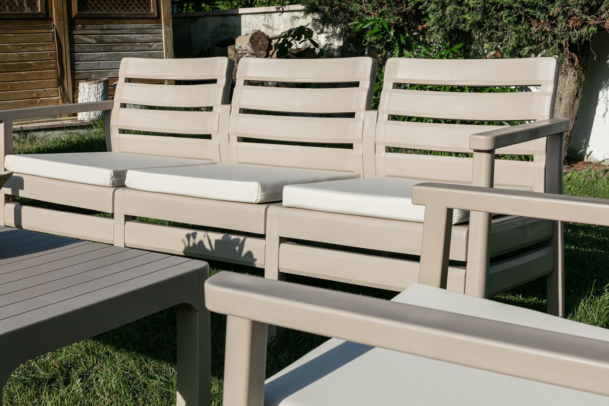 Conjunto de Jardim Desert Beige - Sofá 2 Lugares + 2 Poltronas + Mesa de Centro em Polipropileno 100%