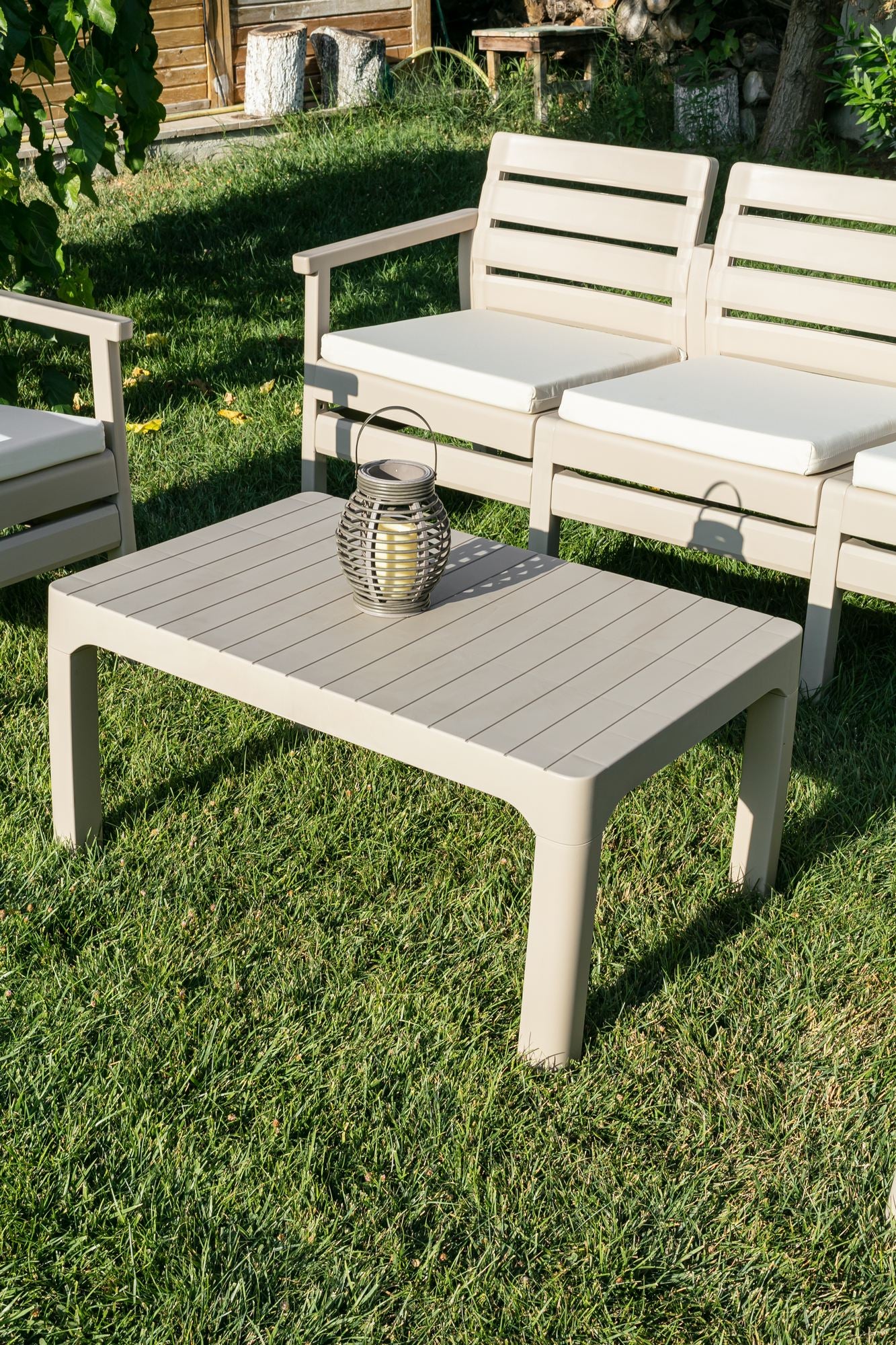 Conjunto de Jardim Desert Beige - Sofá 2 Lugares + 2 Poltronas + Mesa de Centro em Polipropileno 100%