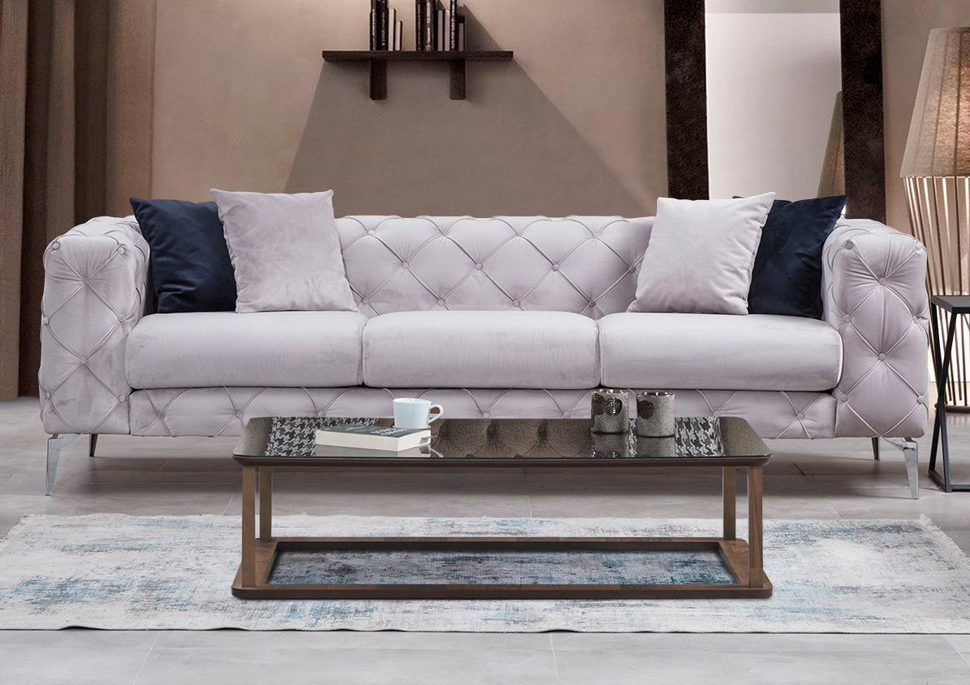 Sofá moderno de 3 lugares, cinza claro, 237 x 73 x 90 cm | Estrutura em madeira de faia e aglomerado, pernas cromadas | 4 almofadas, tecido lavável a seco, elegante e confortável
