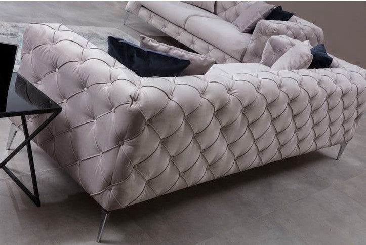 Sofá moderno de 3 lugares, cinza claro, 237 x 73 x 90 cm | Estrutura em madeira de faia e aglomerado, pernas cromadas | 4 almofadas, tecido lavável a seco, elegante e confortável