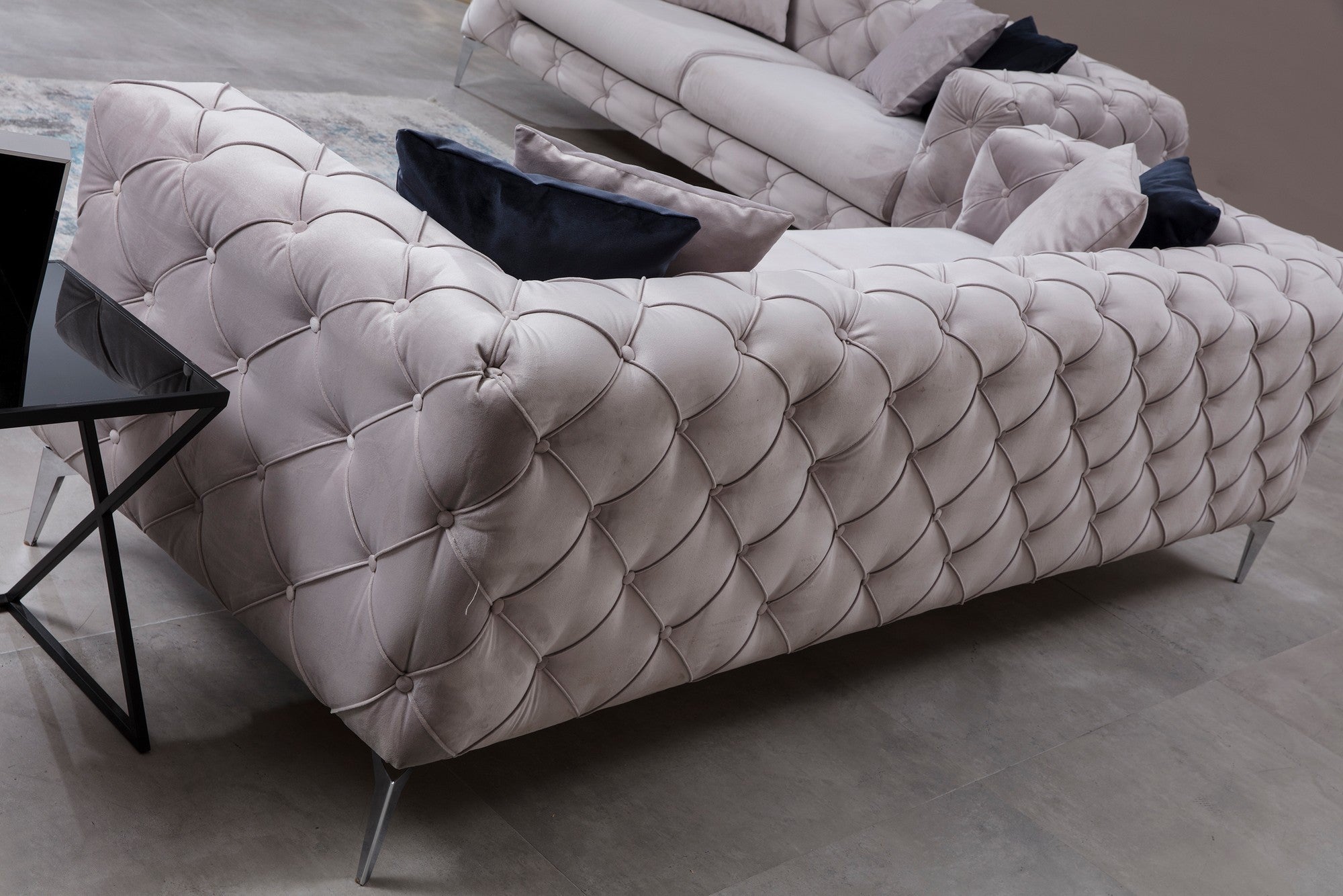 Sofá moderno de 2 lugares, cinza claro, 197 x 73 x 90 cm | Estrutura em madeira de faia e aglomerado, 100% poliéster, pernas cromadas | Inclui 2 almofadas, tecido lavável a seco