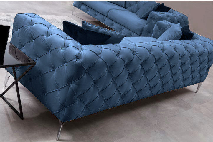 Sofá moderno de 3 lugares, azul, 237 cm | Estrutura em madeira de faia e aglomerado, 100% poliéster, pernas cromadas | Inclui 4 almofadas, capas removíveis, elegante e confortável
