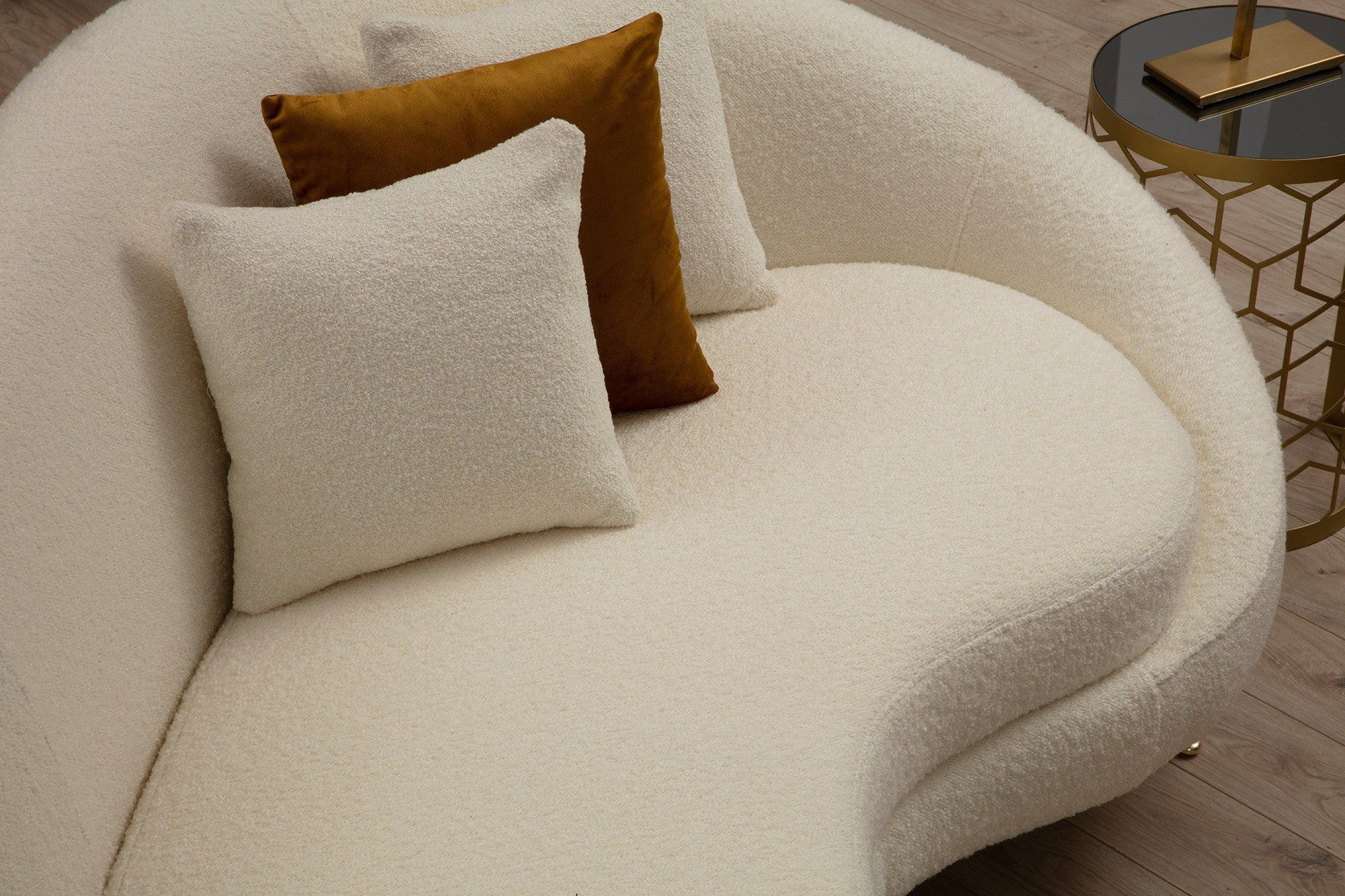 Sofá moderno de 3 lugares, cor creme, 255 cm | Estrutura de madeira de faia, pernas de metal dourado, espuma cinza macia e almofadas de penas | Design elegante para casas glamorosas e escandinavas