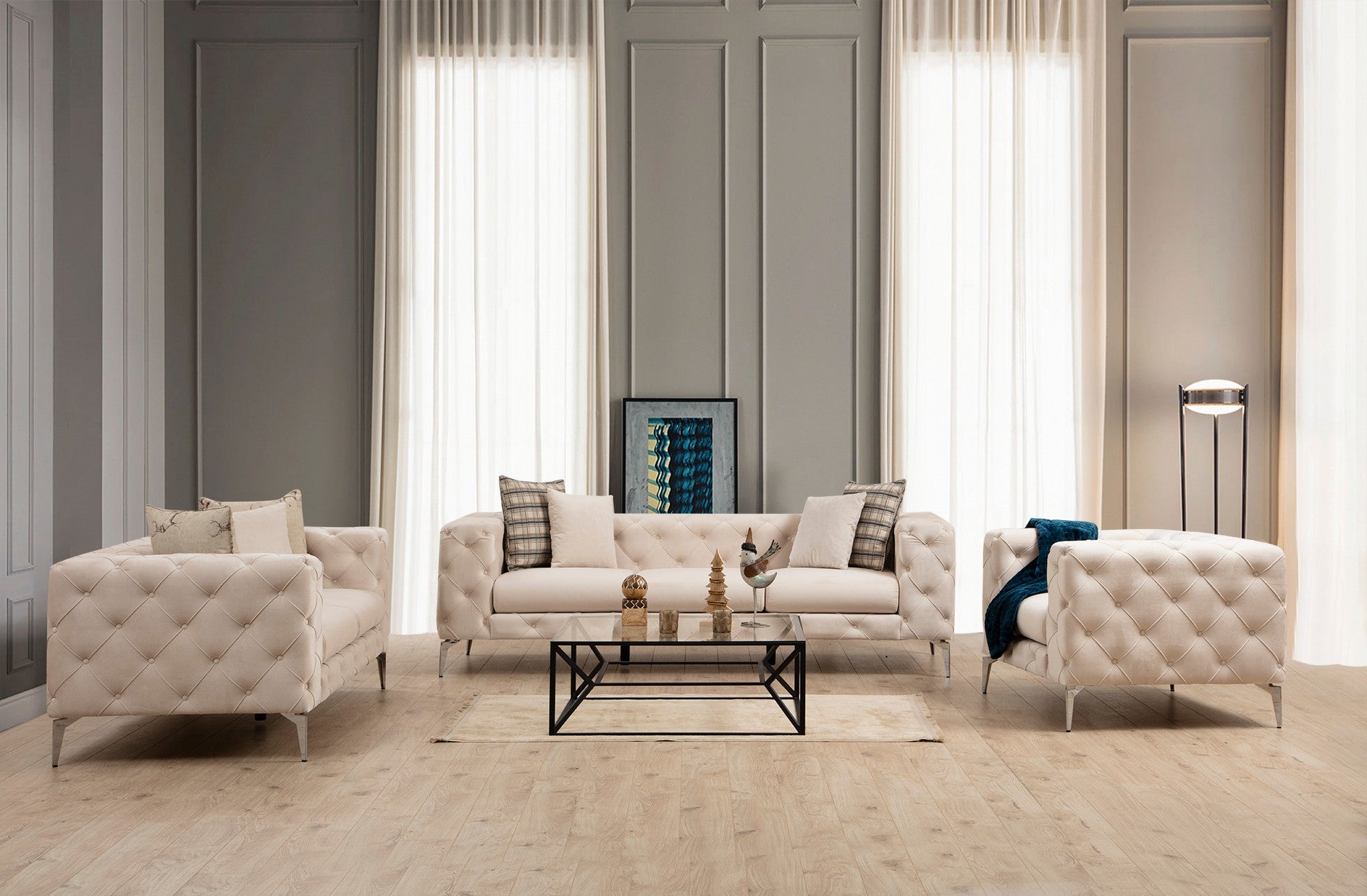Poltrona elegante com estrutura de madeira de faia, tecido de poliéster cru, pernas cromadas | 108 cm de largura, 70 cm de altura | Inclui almofada e travesseiro removíveis | Design moderno e glamouroso
