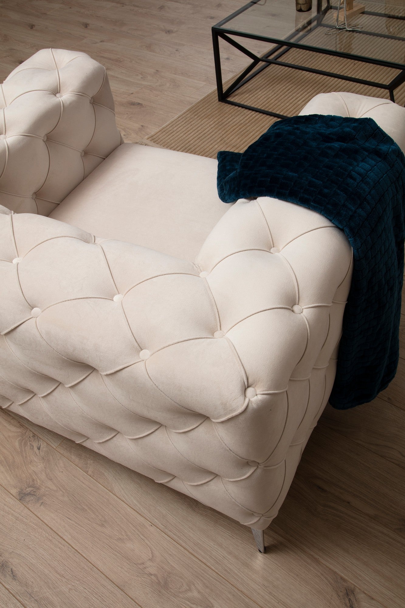 Poltrona elegante com estrutura de madeira de faia, tecido de poliéster cru, pernas cromadas | 108 cm de largura, 70 cm de altura | Inclui almofada e travesseiro removíveis | Design moderno e glamouroso
