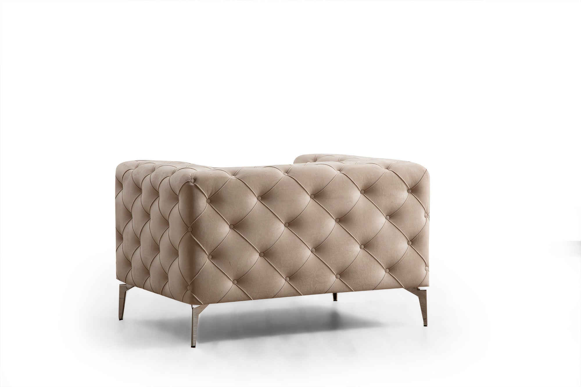 Poltrona elegante com estrutura de madeira de faia, tecido de poliéster cru, pernas cromadas | 108 cm de largura, 70 cm de altura | Inclui almofada e travesseiro removíveis | Design moderno e glamouroso