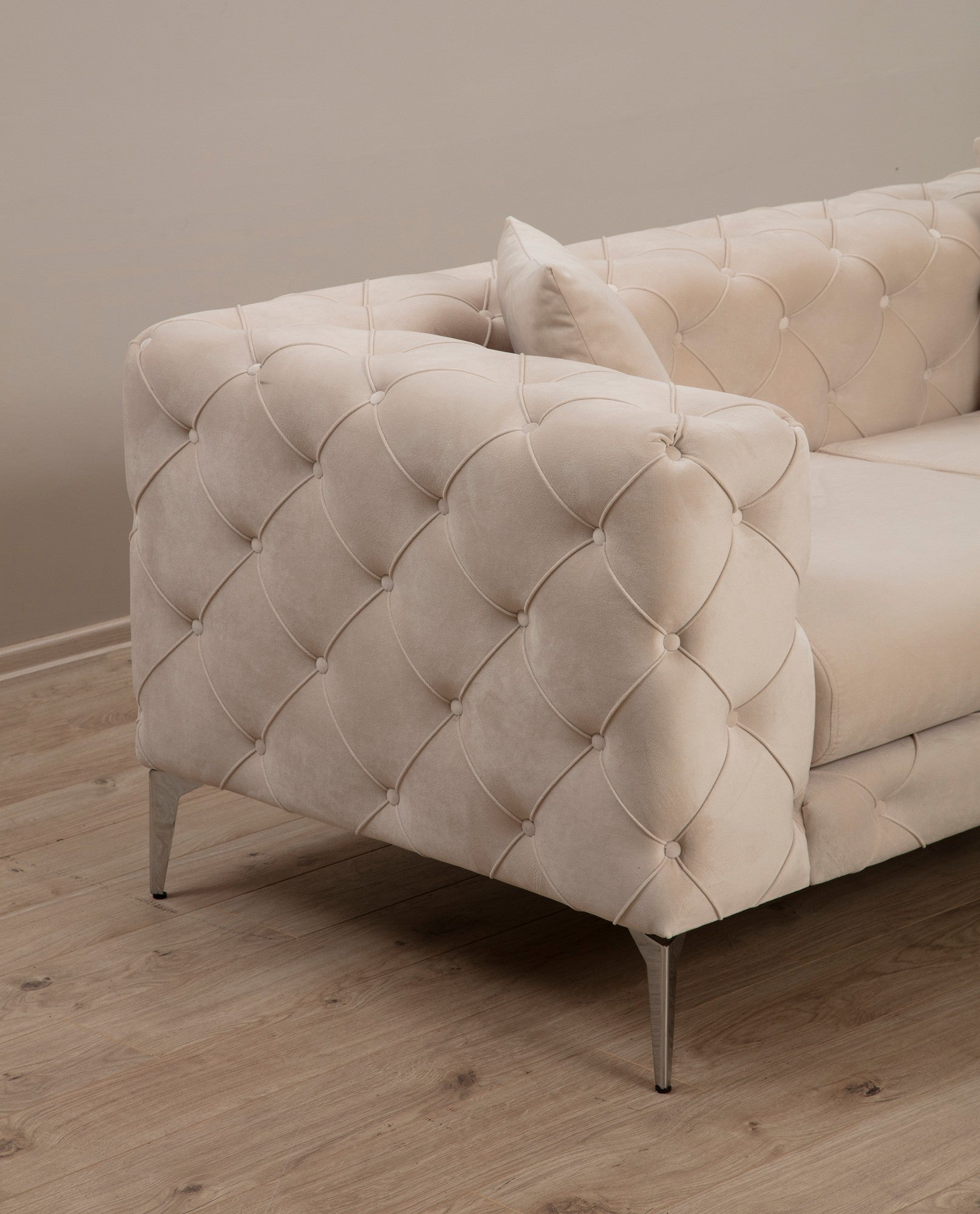 Sofá moderno de 3 lugares, cru, 237 cm | Estrutura em madeira de faia, 100% poliéster, pernas cromadas | Inclui 2 almofadas, capas removíveis, design elegante e confortável