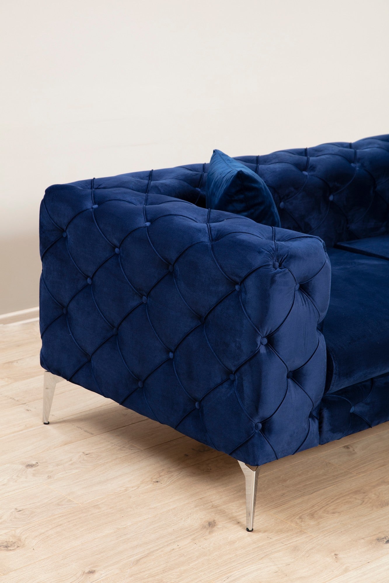 Sofá moderno de 2 lugares, azul-marinho, 197 x 90 x 70 cm | Estrutura em madeira de faia, 100% poliéster, pernas cromadas | Inclui 2 almofadas, capas removíveis, elegante e confortável