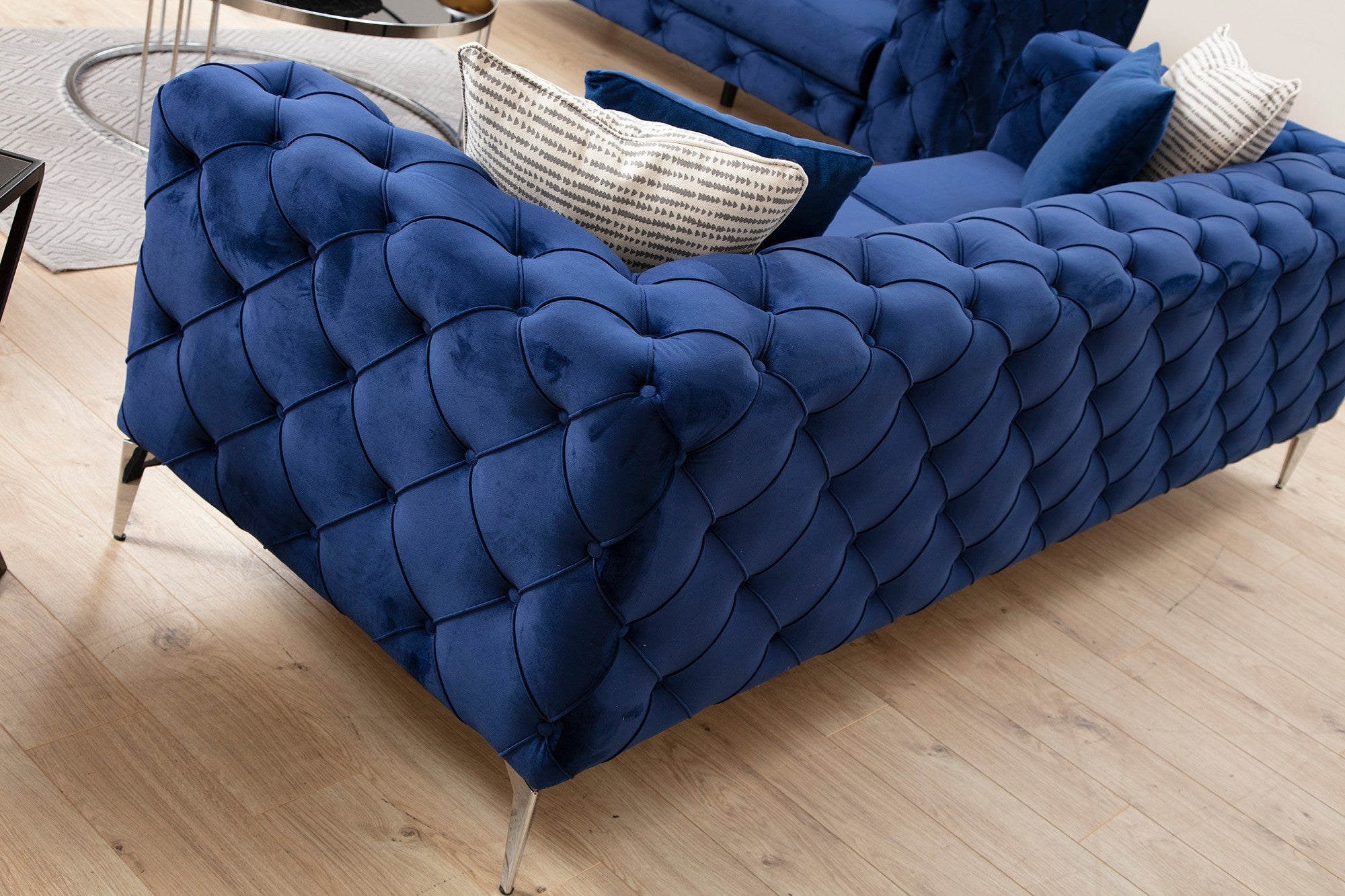 Sofá moderno de 2 lugares, azul-marinho, 197 x 90 x 70 cm | Estrutura em madeira de faia, 100% poliéster, pernas cromadas | Inclui 2 almofadas, capas removíveis, elegante e confortável