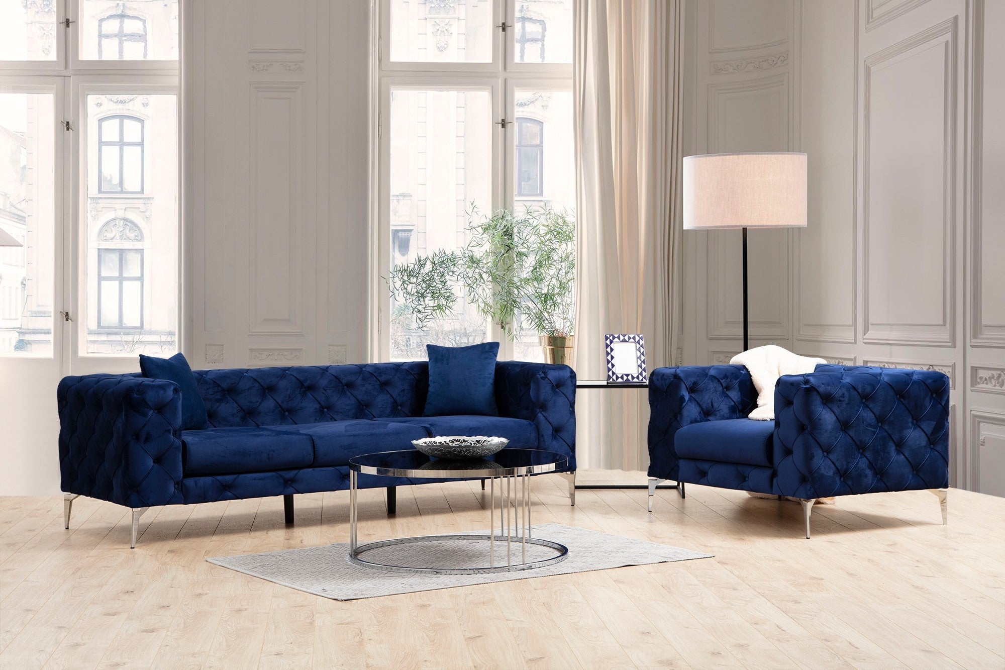 Sofá moderno de 3 lugares, azul-marinho, estrutura em madeira de faia e aglomerado | 100% poliéster, pernas cromadas, almofadas removíveis, inclui 2 travesseiros | Elegante e confortável