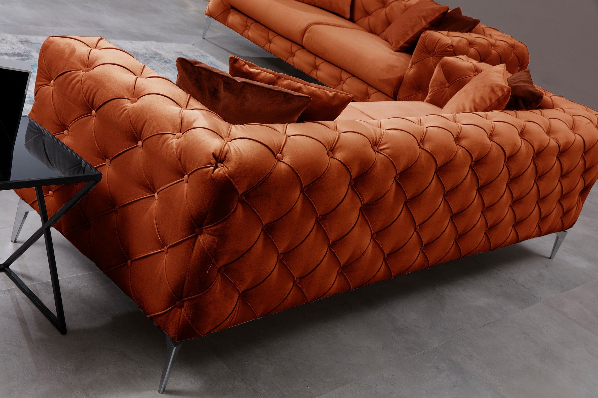 Sofá moderno de 2 lugares, laranja, 197 cm | Estrutura em madeira de faia, 100% poliéster, capas removíveis, pernas de metal preto, inclui 2 almofadas | Elegante e confortável