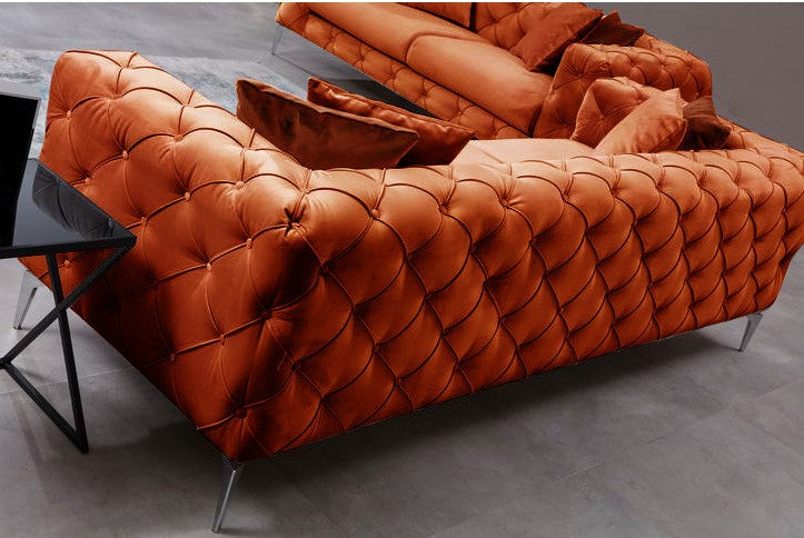 Sofá moderno de 3 lugares, laranja, 237 cm | Estrutura em madeira de faia, 100% poliéster, pernas cromadas | Inclui 4 almofadas, capas removíveis, elegante e confortável
