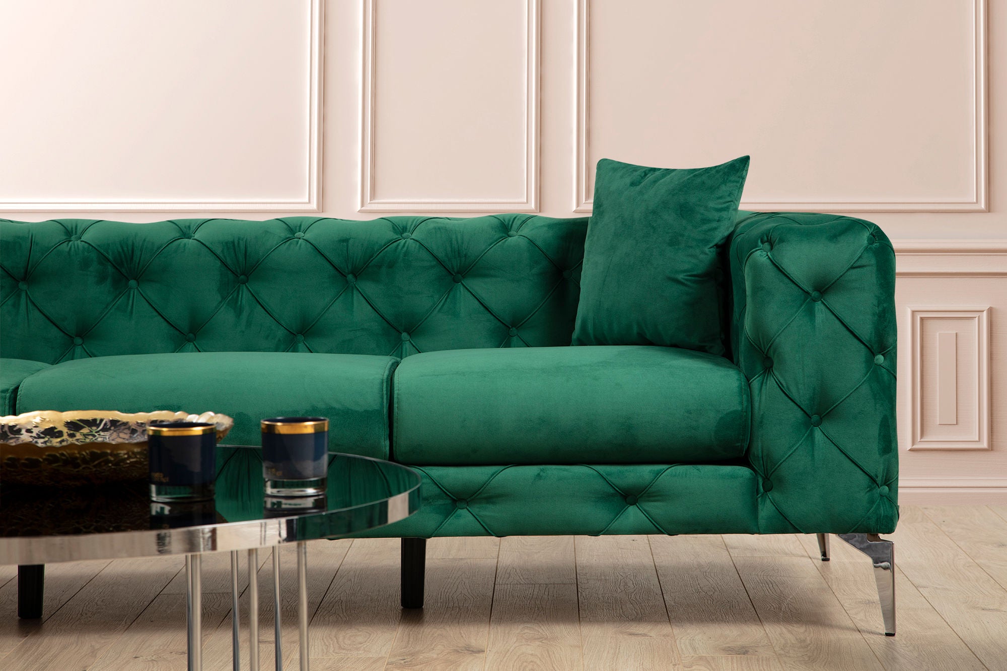 Sofá moderno de 3 lugares em verde, estrutura de madeira de faia e aglomerado, 237 cm | 100% poliéster, pernas cromadas, almofadas removíveis, perfeito para espaços glamorosos
