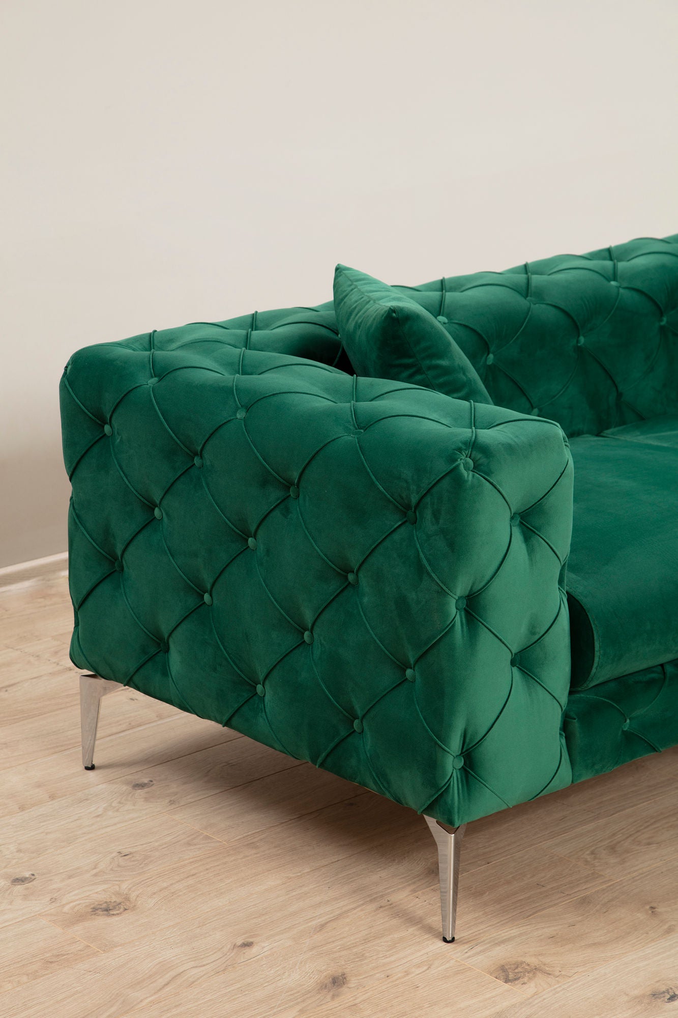 Sofá moderno de 3 lugares em verde, estrutura de madeira de faia e aglomerado, 237 cm | 100% poliéster, pernas cromadas, almofadas removíveis, perfeito para espaços glamorosos