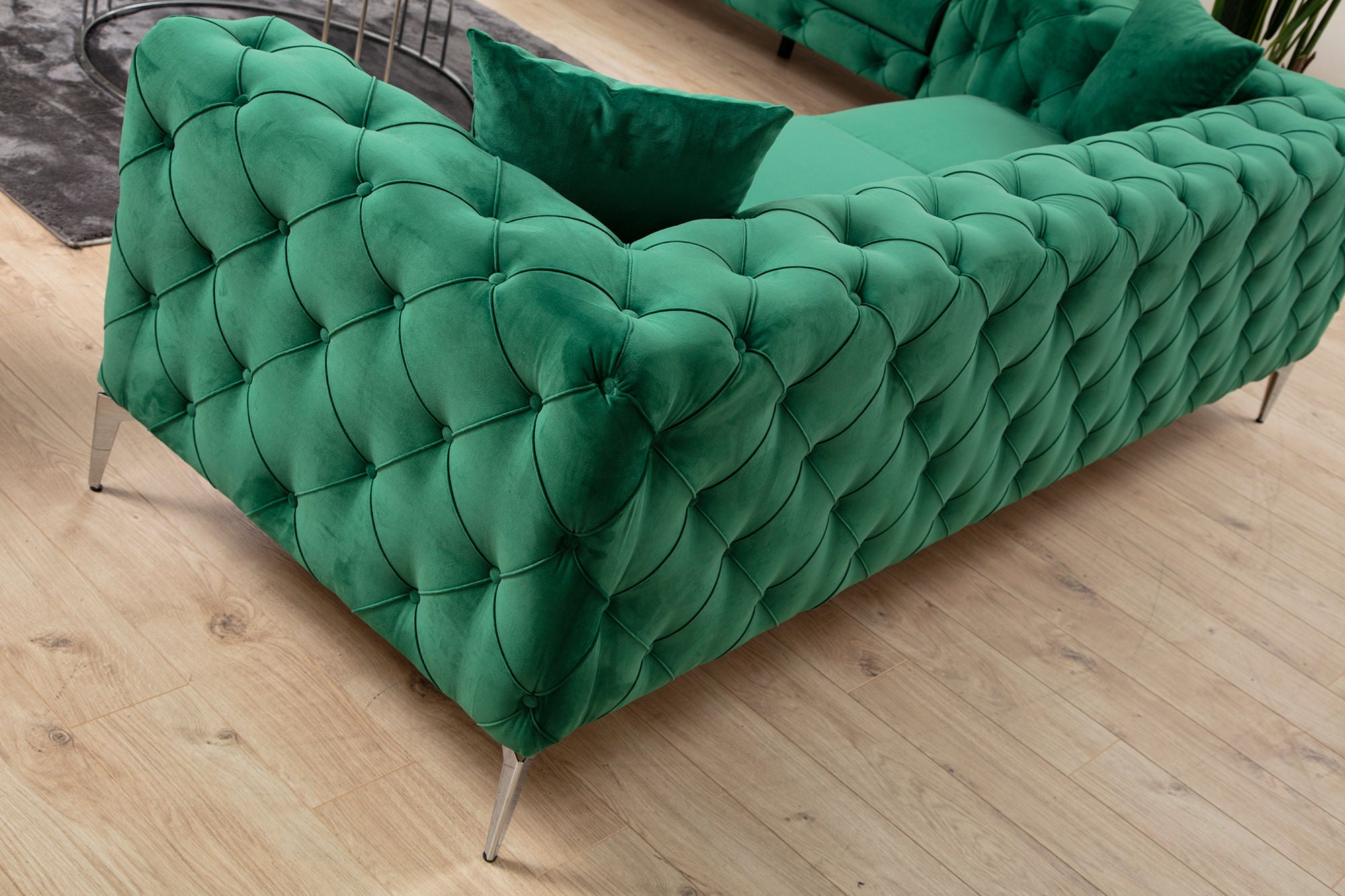 Sofá moderno de 3 lugares em verde, estrutura de madeira de faia e aglomerado, 237 cm | 100% poliéster, pernas cromadas, almofadas removíveis, perfeito para espaços glamorosos