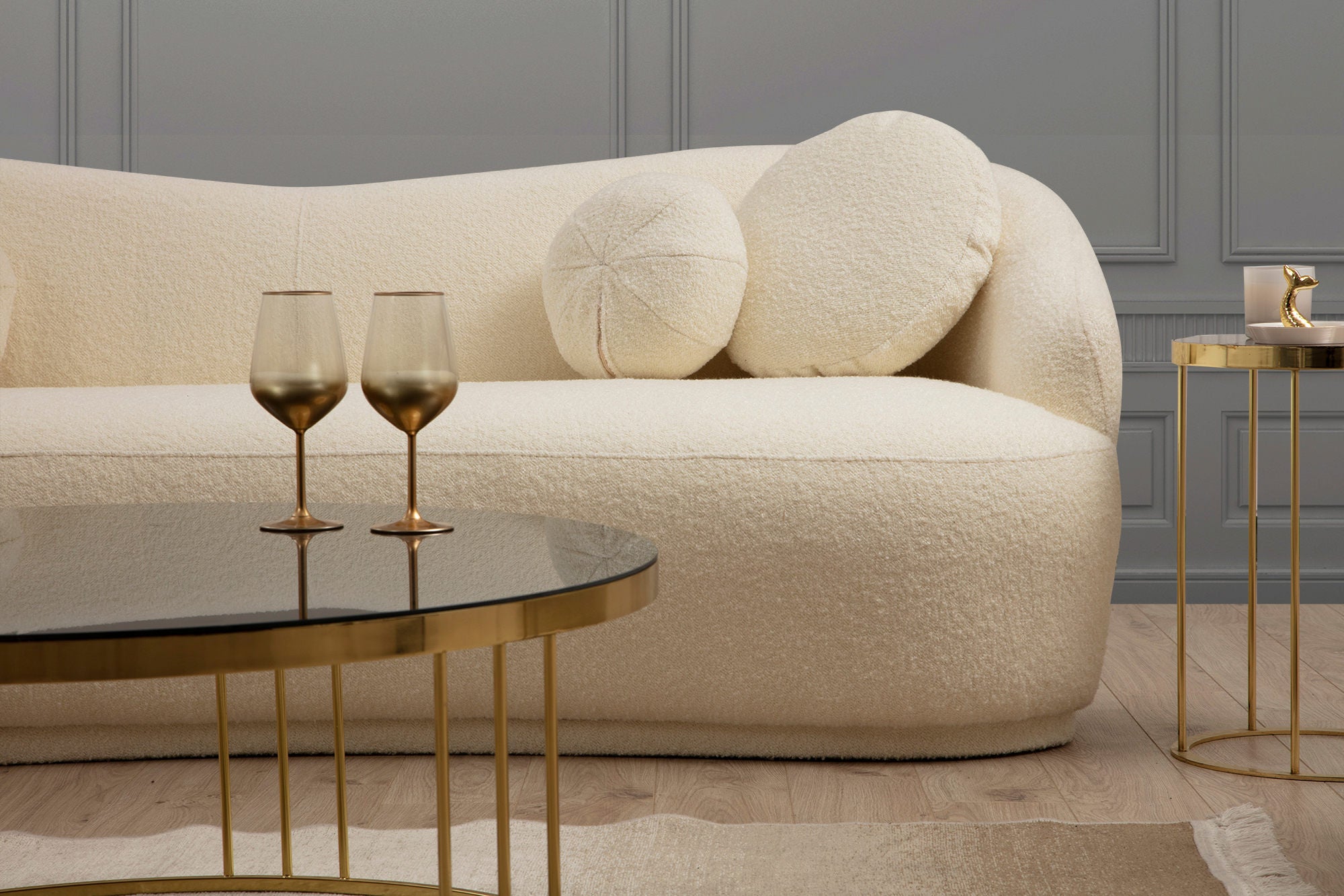 Sofá elegante de 3 lugares, cor creme, estrutura em madeira de faia e aglomerado, 225 cm | 100% poliéster, almofadas fixas, pés de nogueira | Design escandinavo moderno