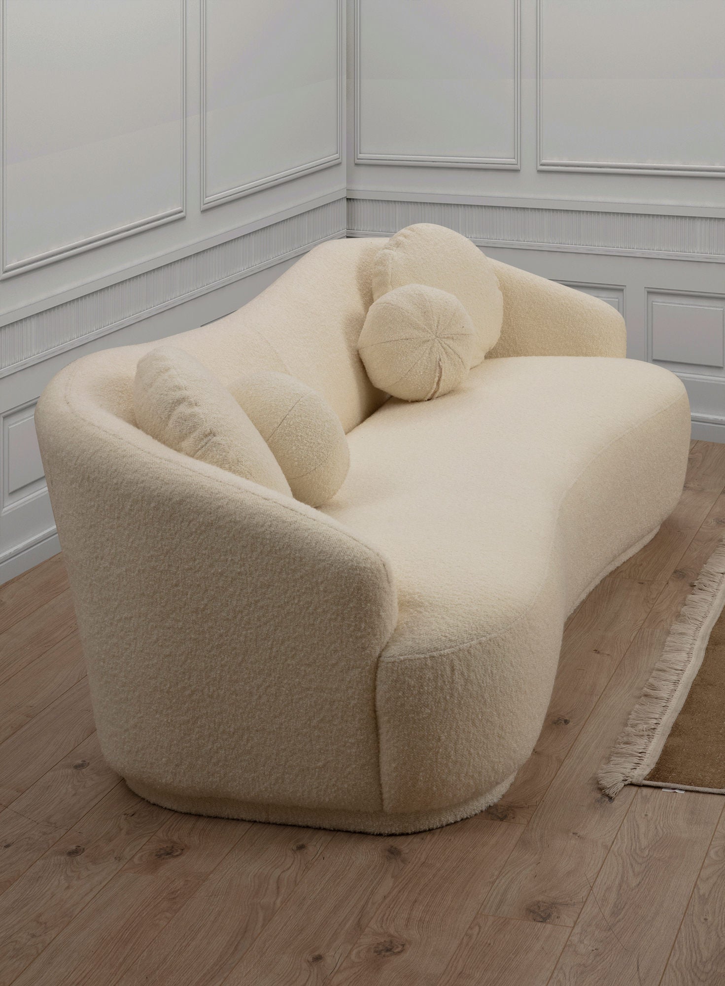 Sofá elegante de 3 lugares, cor creme, estrutura em madeira de faia e aglomerado, 225 cm | 100% poliéster, almofadas fixas, pés de nogueira | Design escandinavo moderno