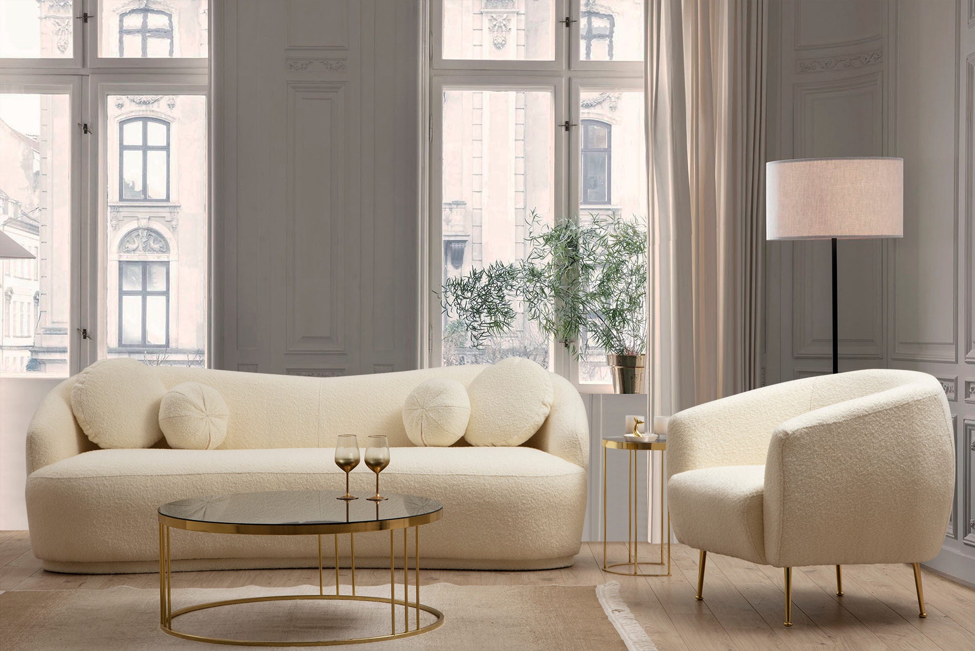 Sofá elegante de 3 lugares, cor creme, estrutura em madeira de faia e aglomerado, 225 cm | 100% poliéster, almofadas fixas, pés de nogueira | Design escandinavo moderno