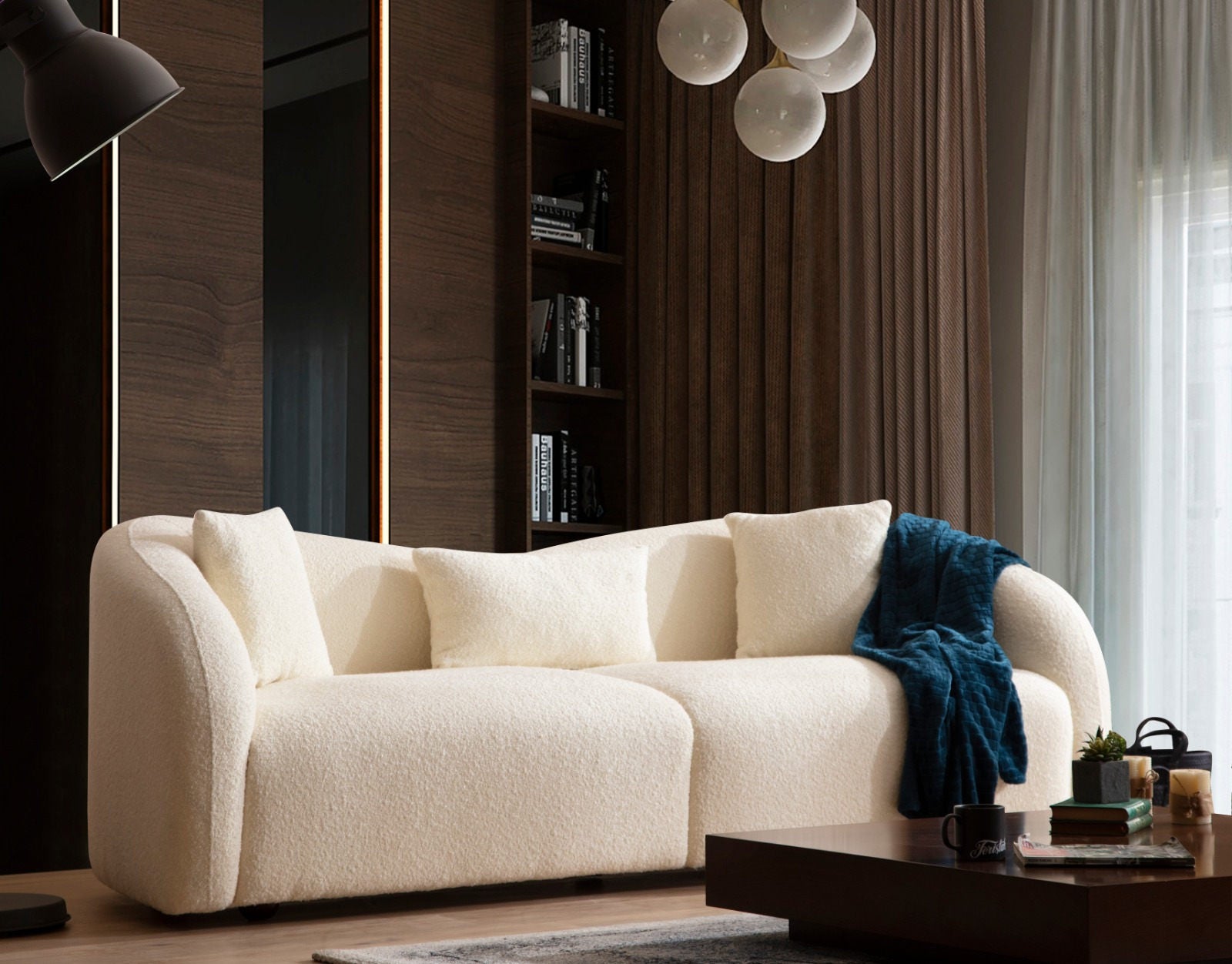 Sofá elegante de 3 lugares, cor creme, estrutura de madeira de faia e aglomerado, 236 cm | 100% poliéster, almofadas de espuma e penas, pernas de nogueira | Design escandinavo moderno