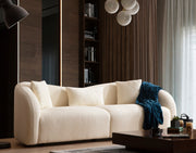 Sofá elegante de 3 lugares, cor creme, estrutura de madeira de faia e aglomerado, 236 cm | 100% poliéster, almofadas de espuma e penas, pernas de nogueira | Design escandinavo moderno