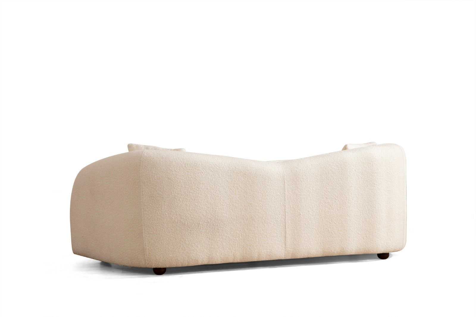 Sofá elegante de 3 lugares, cor creme, estrutura de madeira de faia e aglomerado, 236 cm | 100% poliéster, almofadas de espuma e penas, pernas de nogueira | Design escandinavo moderno