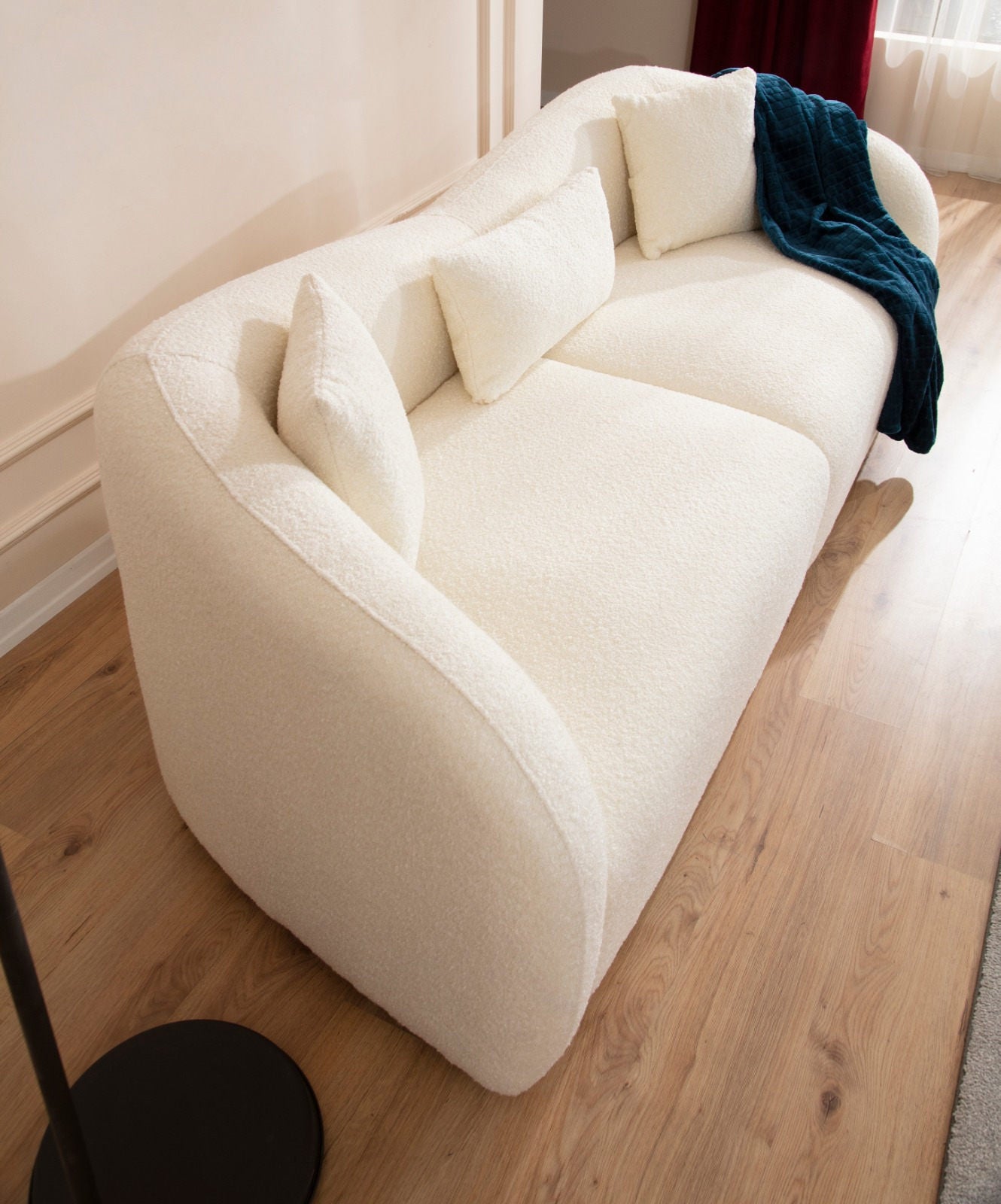 Sofá elegante de 3 lugares, cor creme, estrutura de madeira de faia e aglomerado, 236 cm | 100% poliéster, almofadas de espuma e penas, pernas de nogueira | Design escandinavo moderno