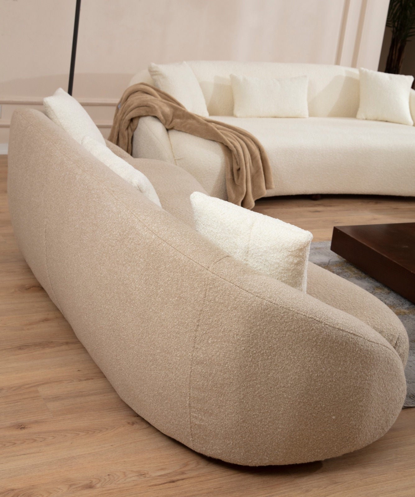 Sofá moderno de 3 lugares, cappuccino, 230 cm | Estrutura em madeira de faia, 100% poliéster, almofadas fixas, pés em nogueira | Elegante e confortável para casa e hotel