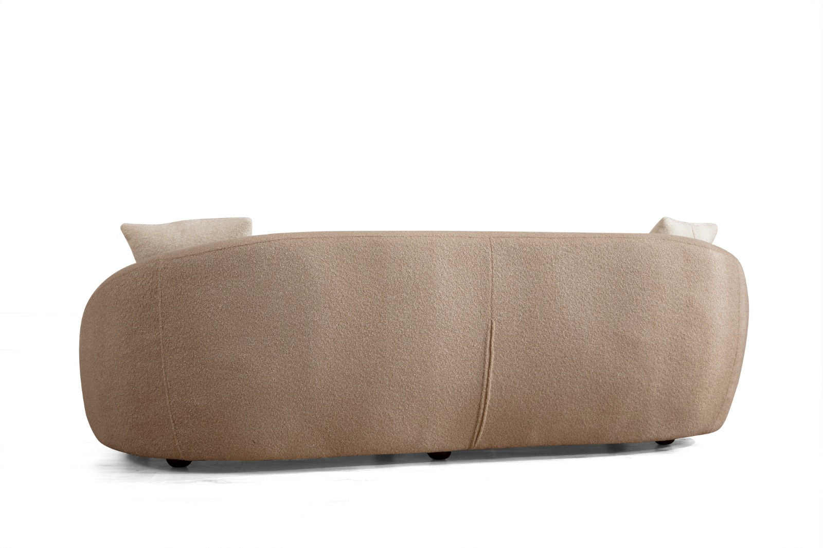 Sofá moderno de 3 lugares, cappuccino, 230 cm | Estrutura em madeira de faia, 100% poliéster, almofadas fixas, pés em nogueira | Elegante e confortável para casa e hotel