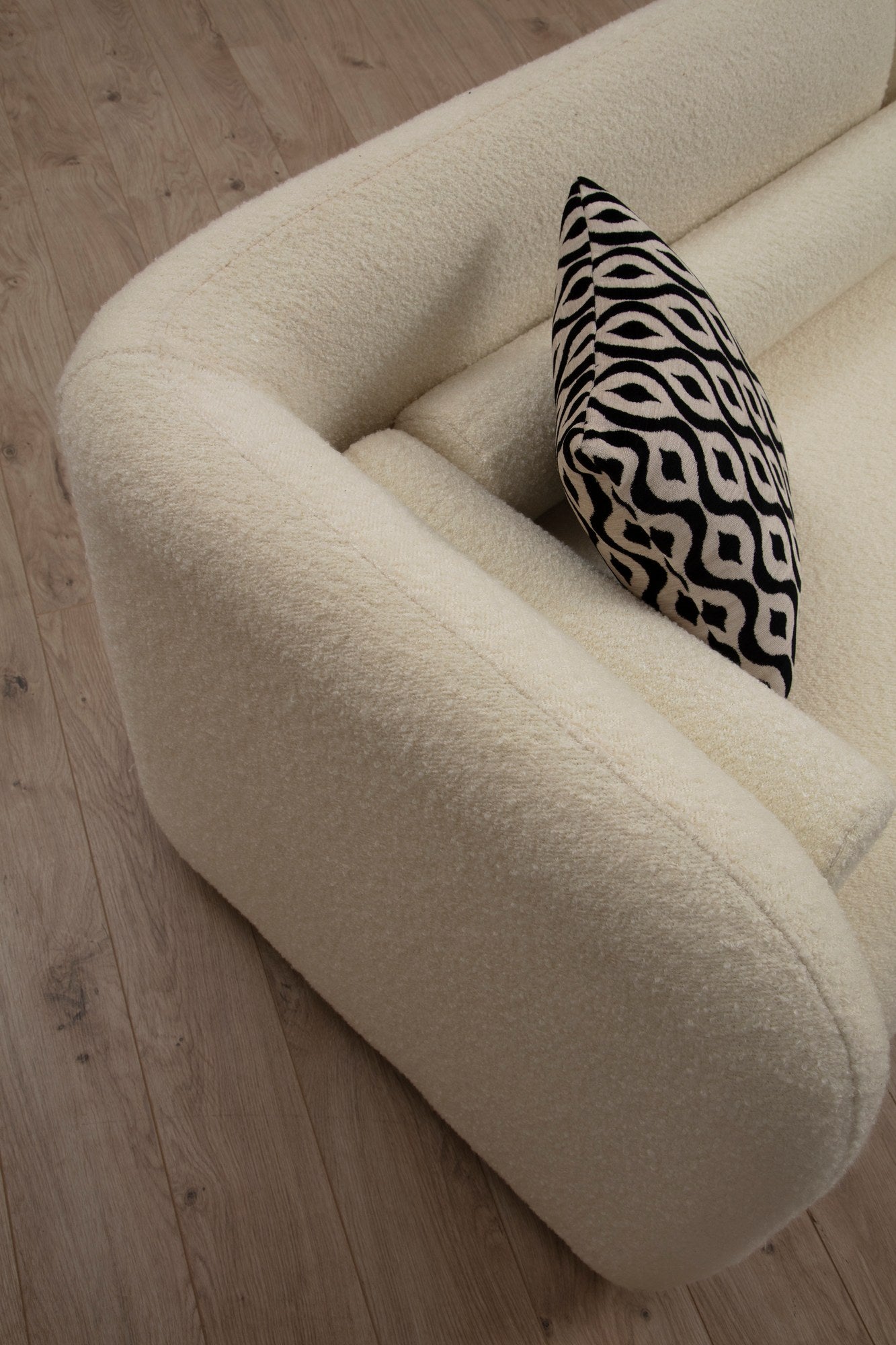 Sofá elegante de 2 lugares, cor creme, estrutura em madeira de faia e aglomerado, 190 x 74 x 90 cm | 100% poliéster, espuma 28 DNS, pernas em nogueira, inclui 2 almofadas