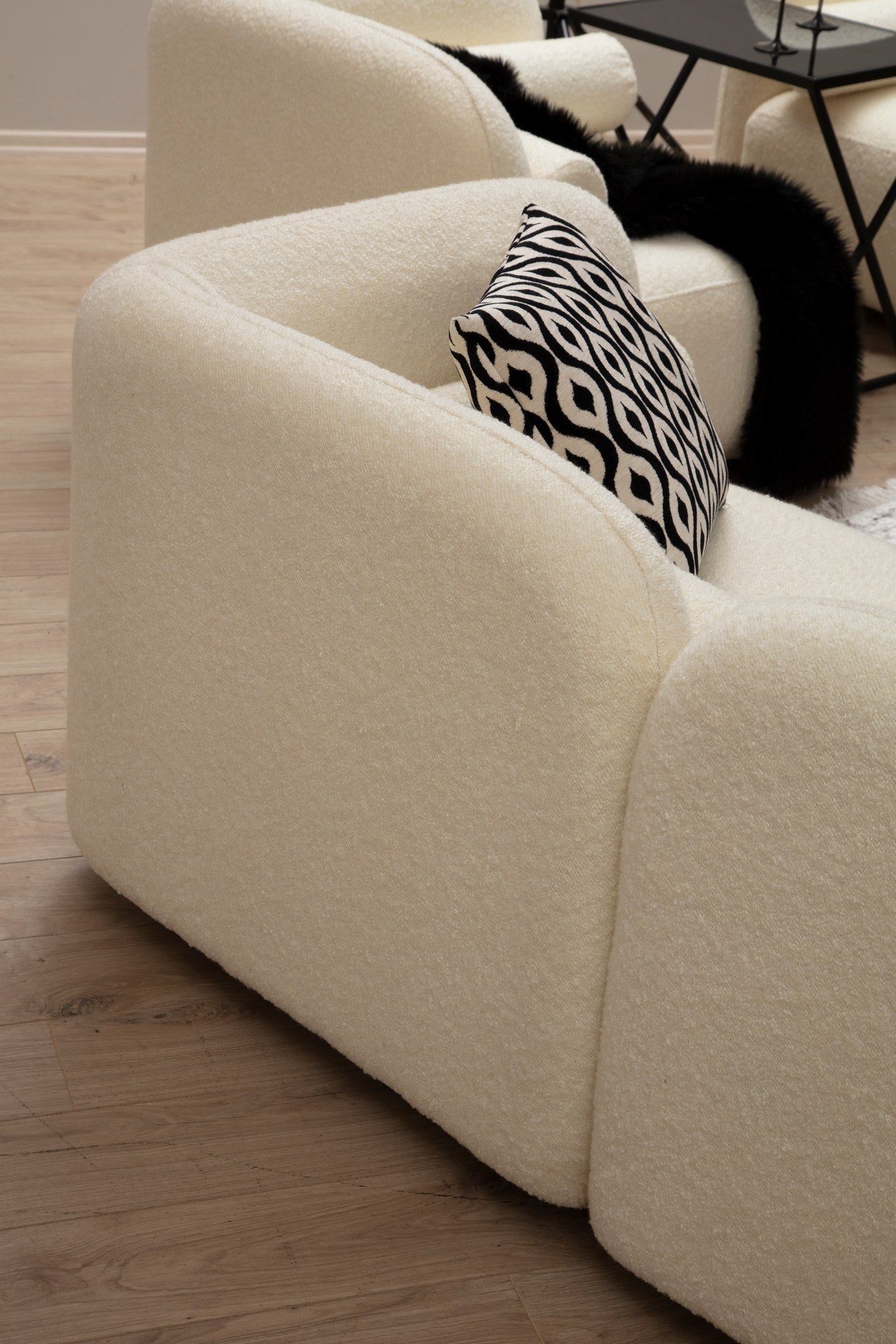 Sofá elegante de 2 lugares, cor creme, estrutura em madeira de faia e aglomerado, 190 x 74 x 90 cm | 100% poliéster, espuma 28 DNS, pernas em nogueira, inclui 2 almofadas