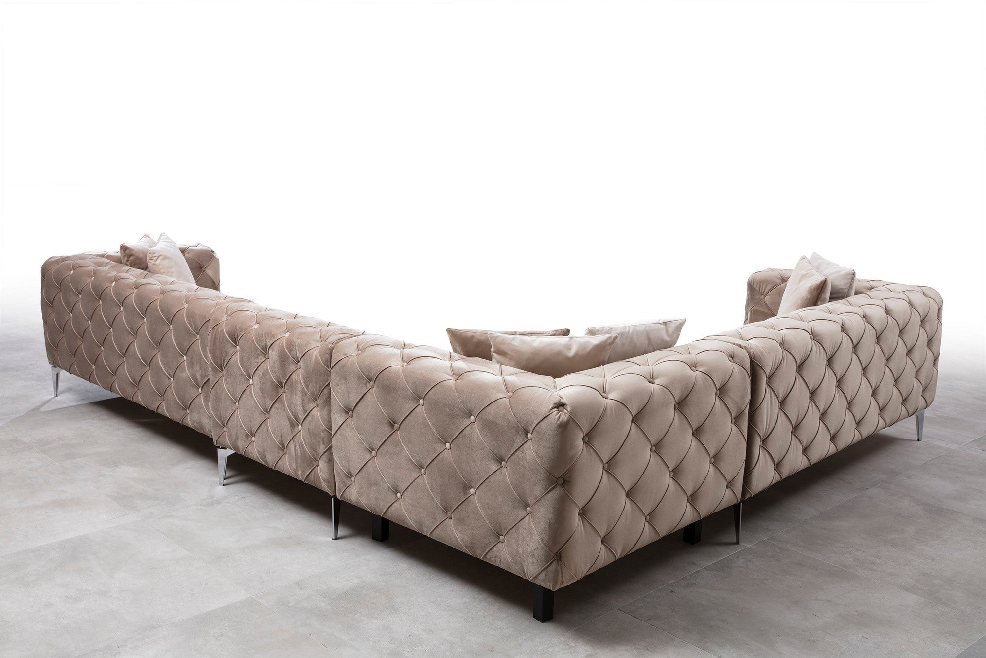 Sofá de canto moderno, bege, 310 cm x 270 cm | Estrutura em madeira de faia e aglomerado, 100% poliéster, pernas em metal preto fosco | Inclui 2 almofadas, tecido lavável a seco
