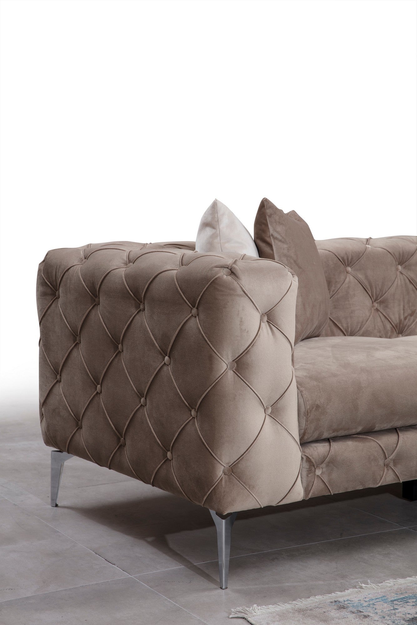 Sofá de canto moderno, bege, 310 cm x 270 cm | Estrutura em madeira de faia e aglomerado, 100% poliéster, pernas em metal preto fosco | Inclui 2 almofadas, tecido lavável a seco