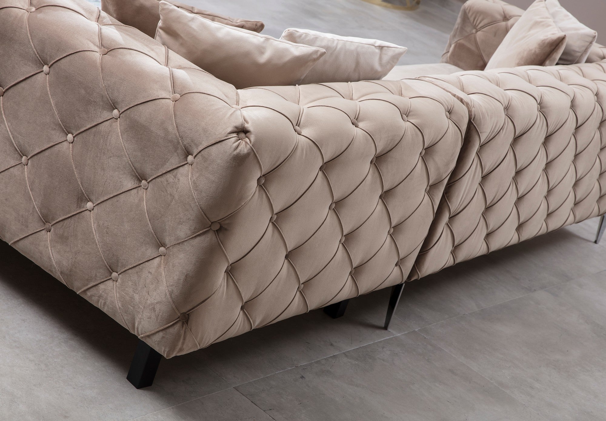 Sofá de canto moderno, bege, 310 cm x 270 cm | Estrutura em madeira de faia e aglomerado, 100% poliéster, pernas em metal preto fosco | Inclui 2 almofadas, tecido lavável a seco