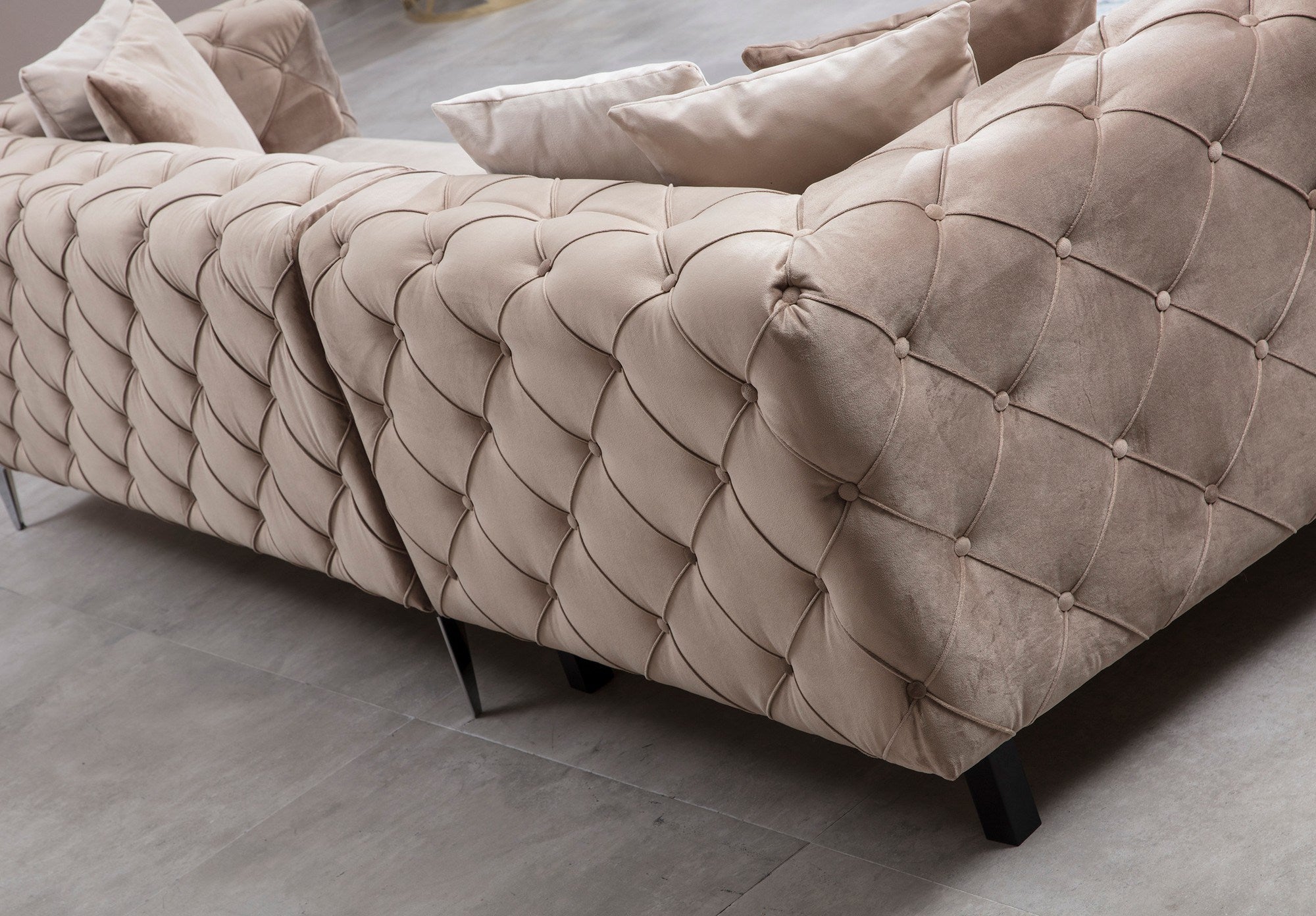 Sofá de canto moderno, bege, 310 cm | Estrutura em madeira de faia e aglomerado, 100% poliéster, 5 almofadas incluídas | Elegante e confortável para qualquer ambiente