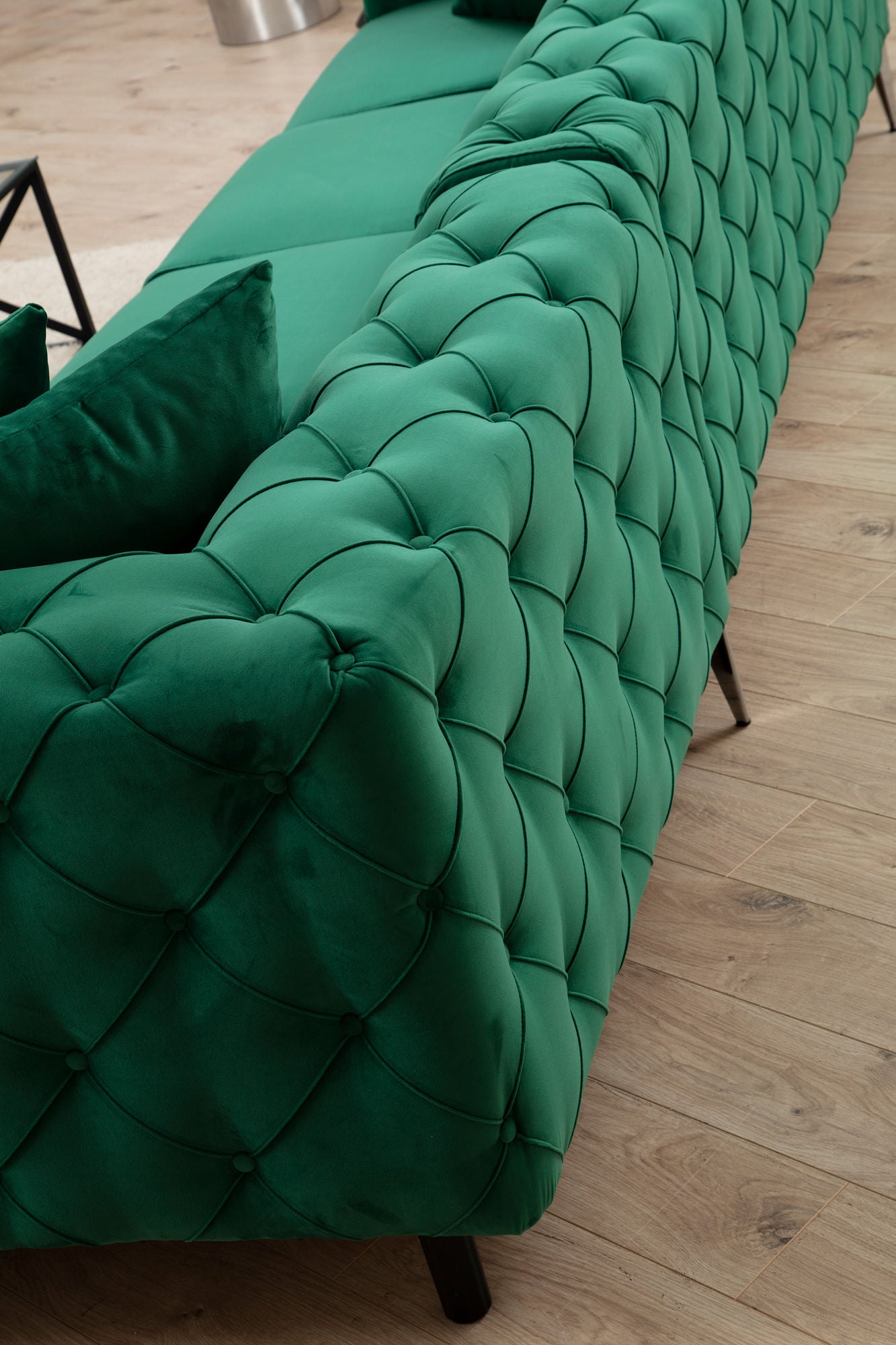 Sofá de canto moderno verde, 310 cm | Estrutura em madeira de faia e aglomerado, 100% poliéster, 6 almofadas incluídas | Capas removíveis, pernas de metal, elegante e confortável