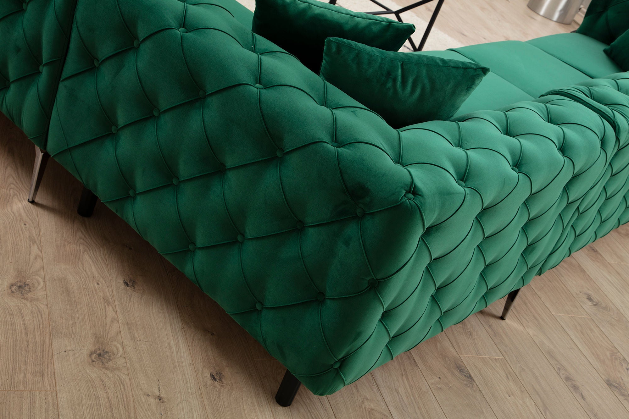 Sofá de canto moderno verde, 310 cm | Estrutura em madeira de faia e aglomerado, 100% poliéster, 6 almofadas incluídas | Capas removíveis, pernas de metal, elegante e confortável