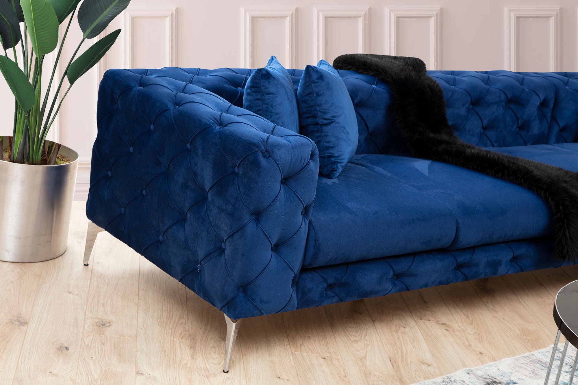 Sofá de canto elegante azul-marinho, estrutura de madeira de faia e aglomerado, 310 x 270 cm | 100% poliéster, 6 almofadas, capas removíveis, pernas de metal | Design moderno e glamouroso