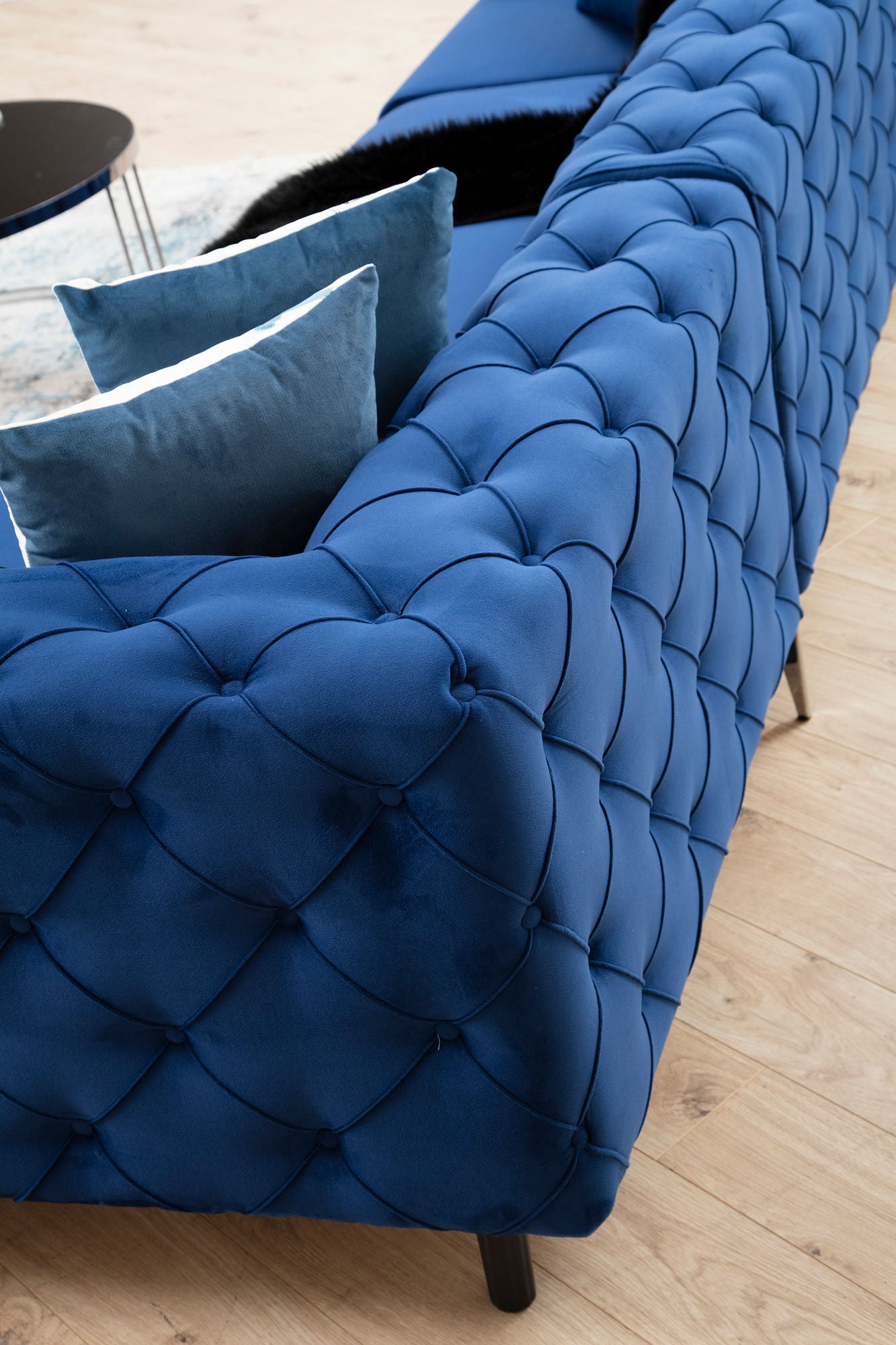 Sofá de canto elegante azul-marinho, estrutura de madeira de faia e aglomerado, 310 x 270 cm | 100% poliéster, 6 almofadas, capas removíveis, pernas de metal | Design moderno e glamouroso
