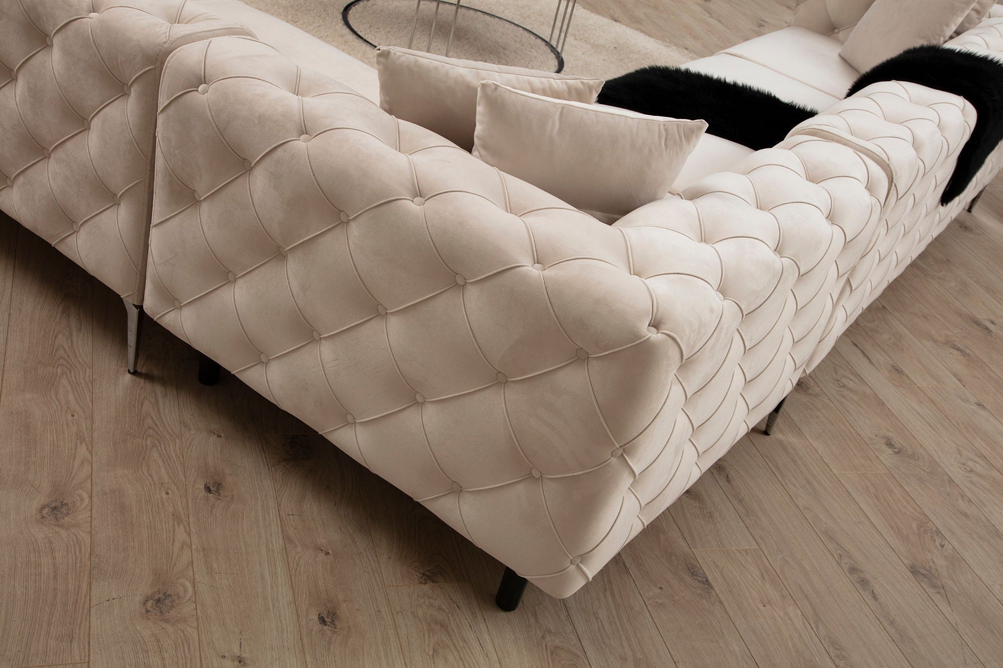 Sofá de canto moderno, cru, 310 x 270 x 70 cm | Estrutura em madeira de faia e aglomerado, 100% poliéster, 6 almofadas, capas removíveis, pernas de metal | Elegante e confortável