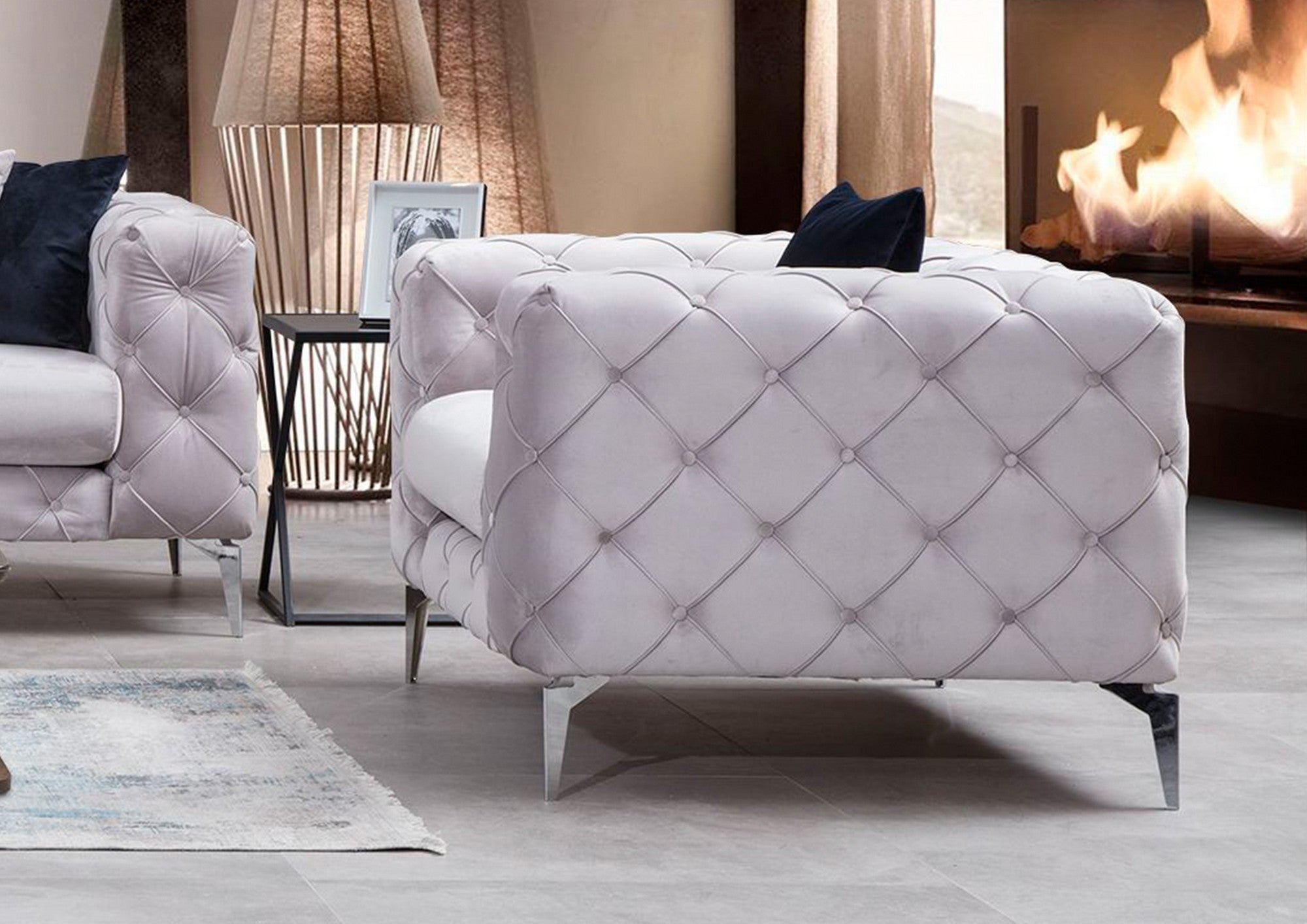 Poltrona moderna, cinza claro, estrutura em madeira de faia e aglomerado, 108x90x70 cm | 100% poliéster, pernas cromadas, inclui almofada | Elegante e confortável para casa e hotel