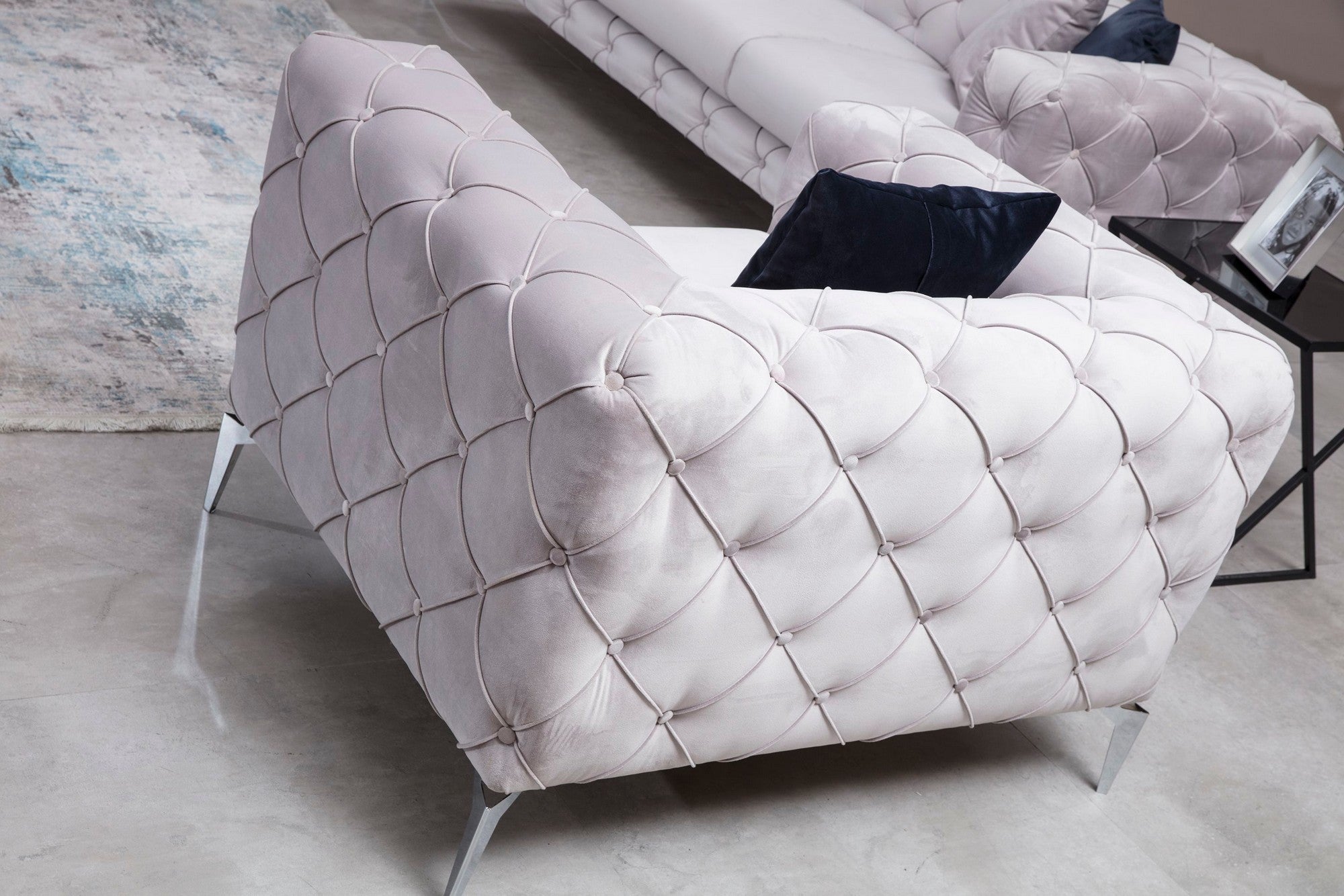 Poltrona moderna, cinza claro, estrutura em madeira de faia e aglomerado, 108x90x70 cm | 100% poliéster, pernas cromadas, inclui almofada | Elegante e confortável para casa e hotel