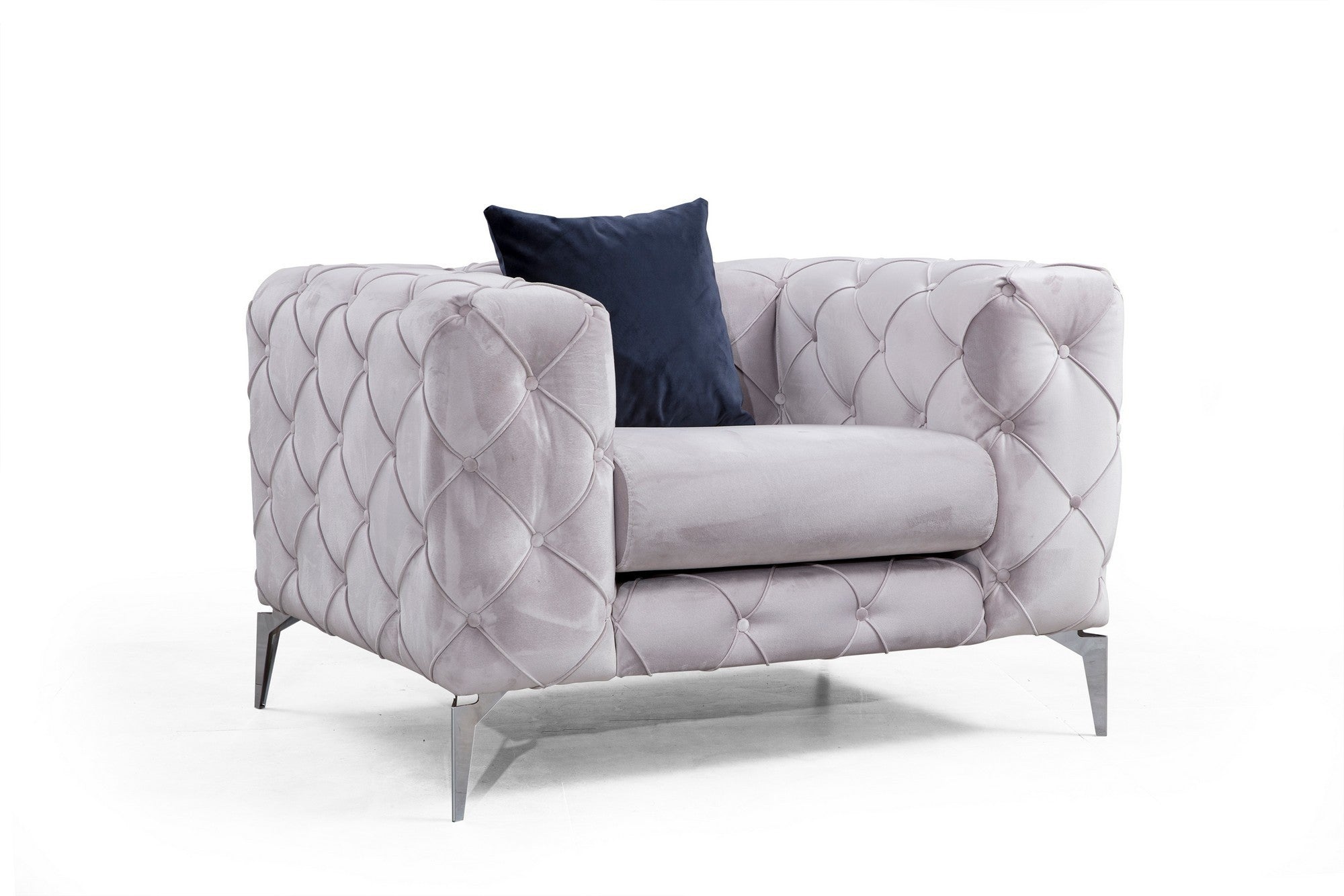 Poltrona moderna, cinza claro, estrutura em madeira de faia e aglomerado, 108x90x70 cm | 100% poliéster, pernas cromadas, inclui almofada | Elegante e confortável para casa e hotel